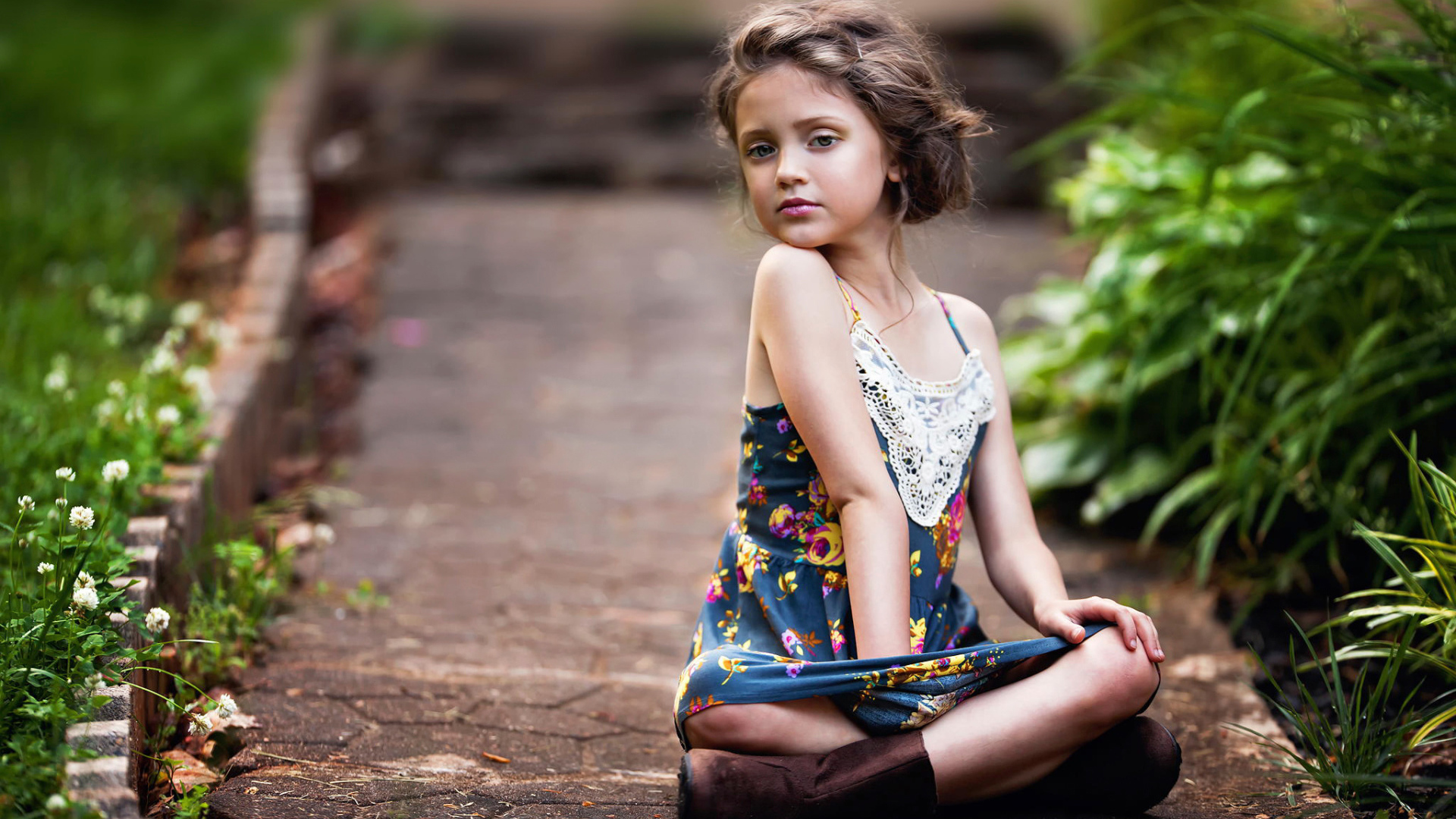 Маленькая девочка в красивом сарафане 