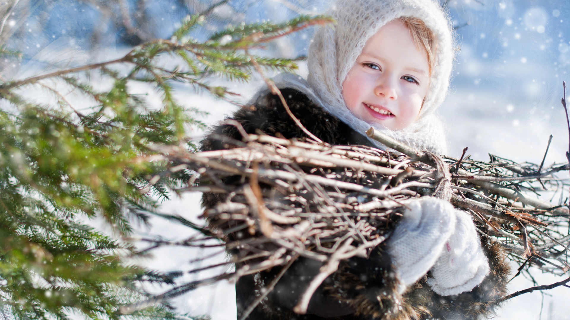 Маленькая девочка с пучком хвороста зимой