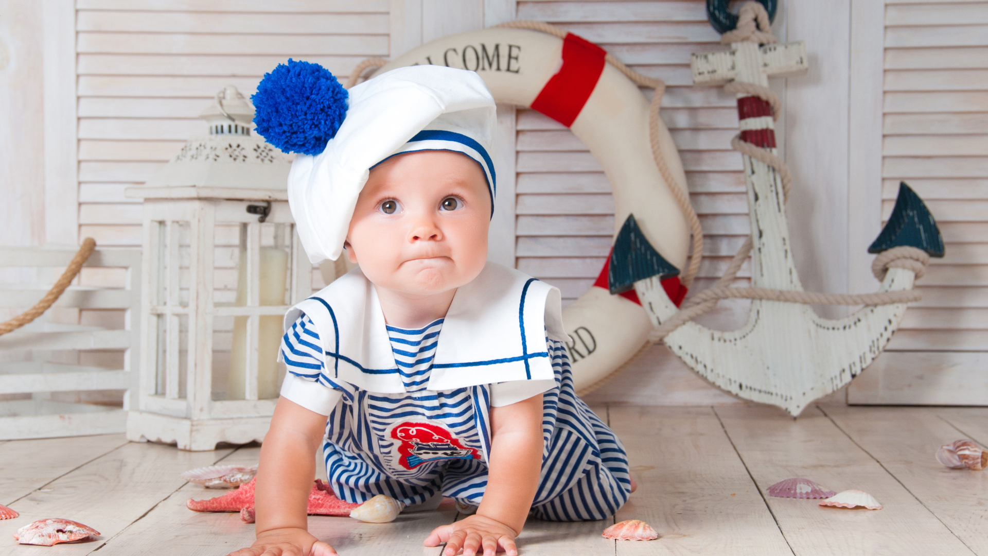 Милый младенец в униформе стилизованной под морячка