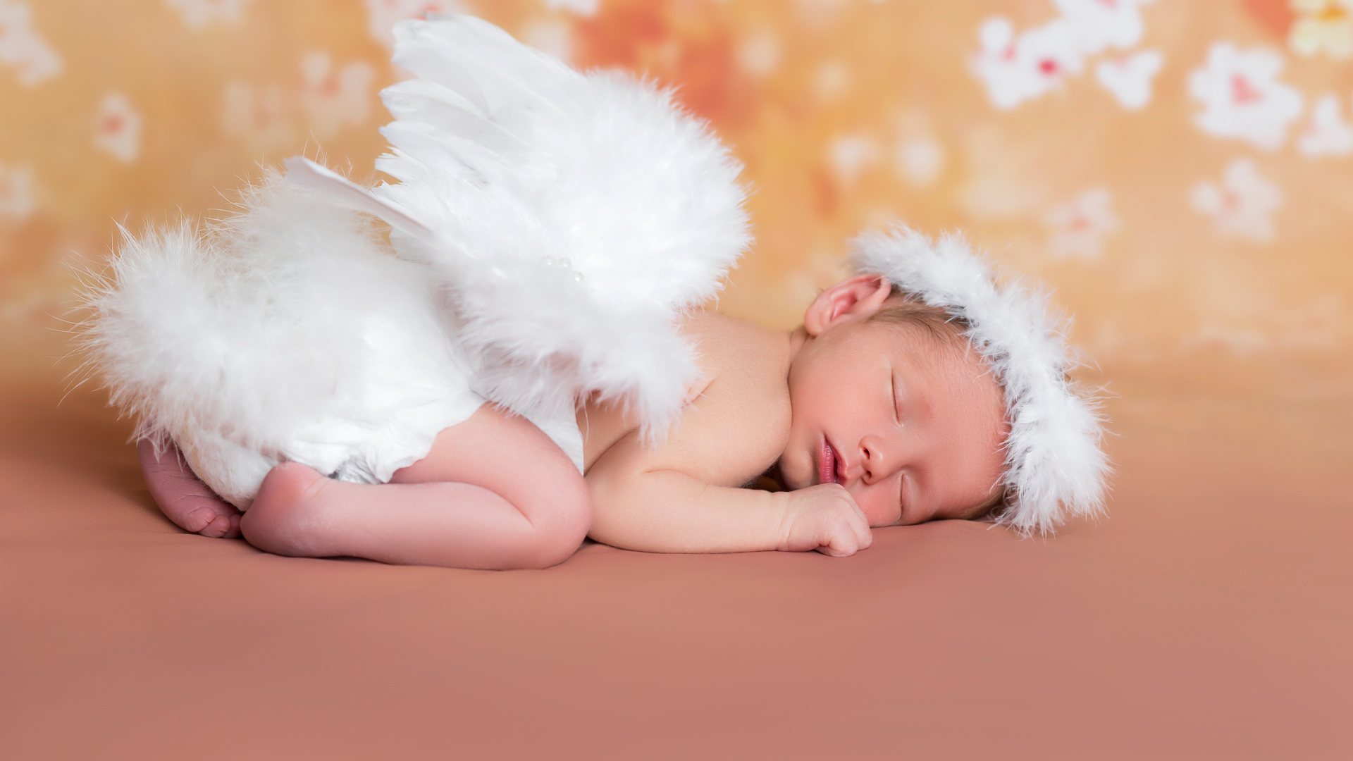 Милый спящий младенец в костюме ангела