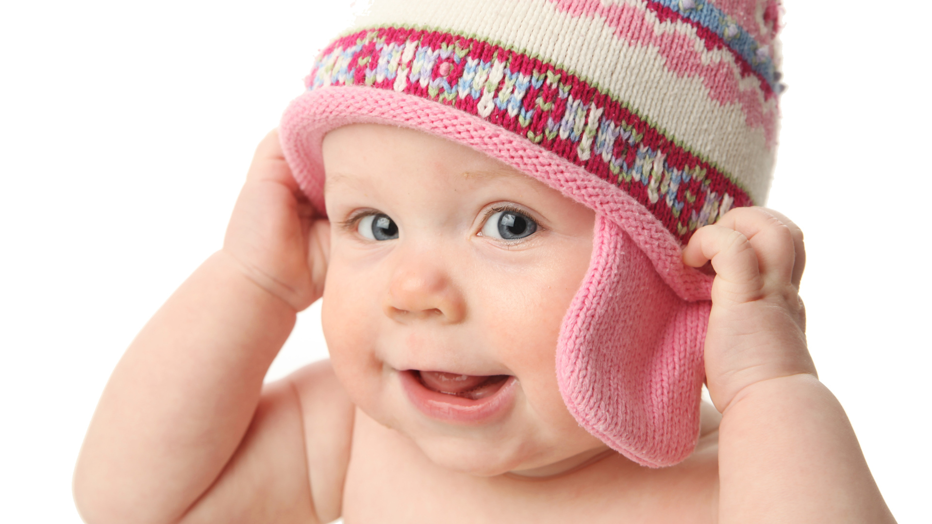 Улыбающийся ребенок в шапке на белом фоне