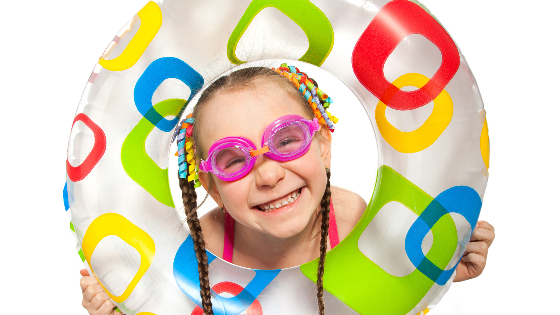 Улыбающаяся девочка с надувным кругом на белом фоне