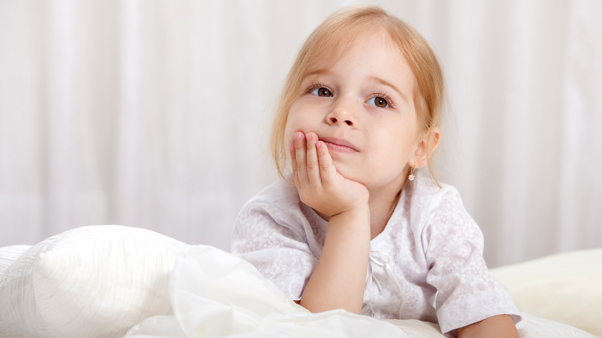 Задумчивый взгляд маленькой кареглазой девочки