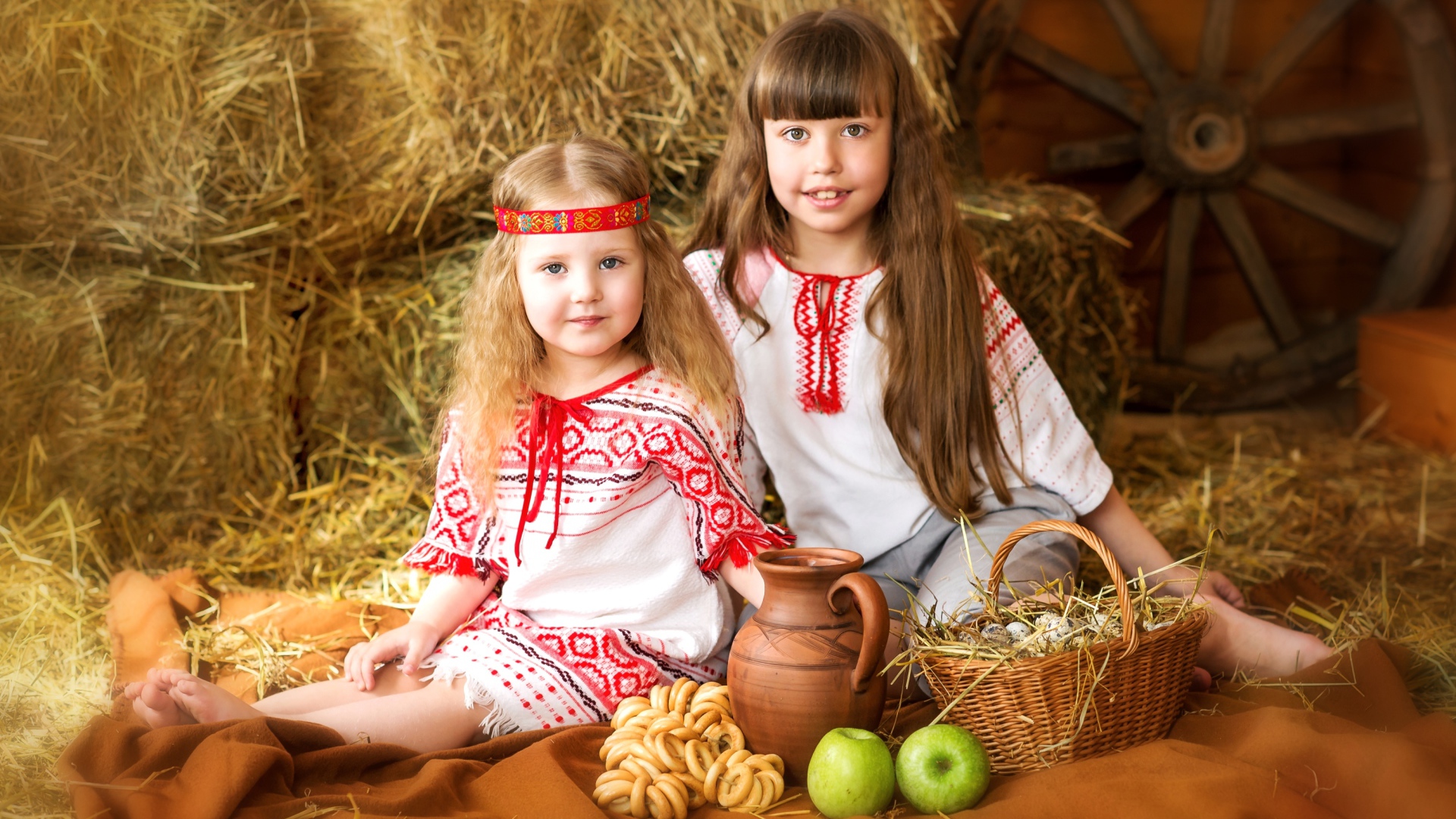 Две маленькие девочки в красивых костюмах с угощениями