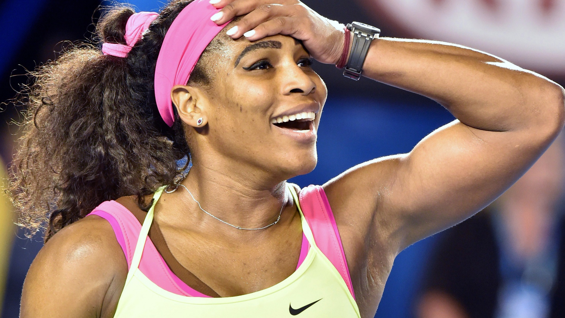 Спортсменка теннисистка Серена Уильямс радуется победе 