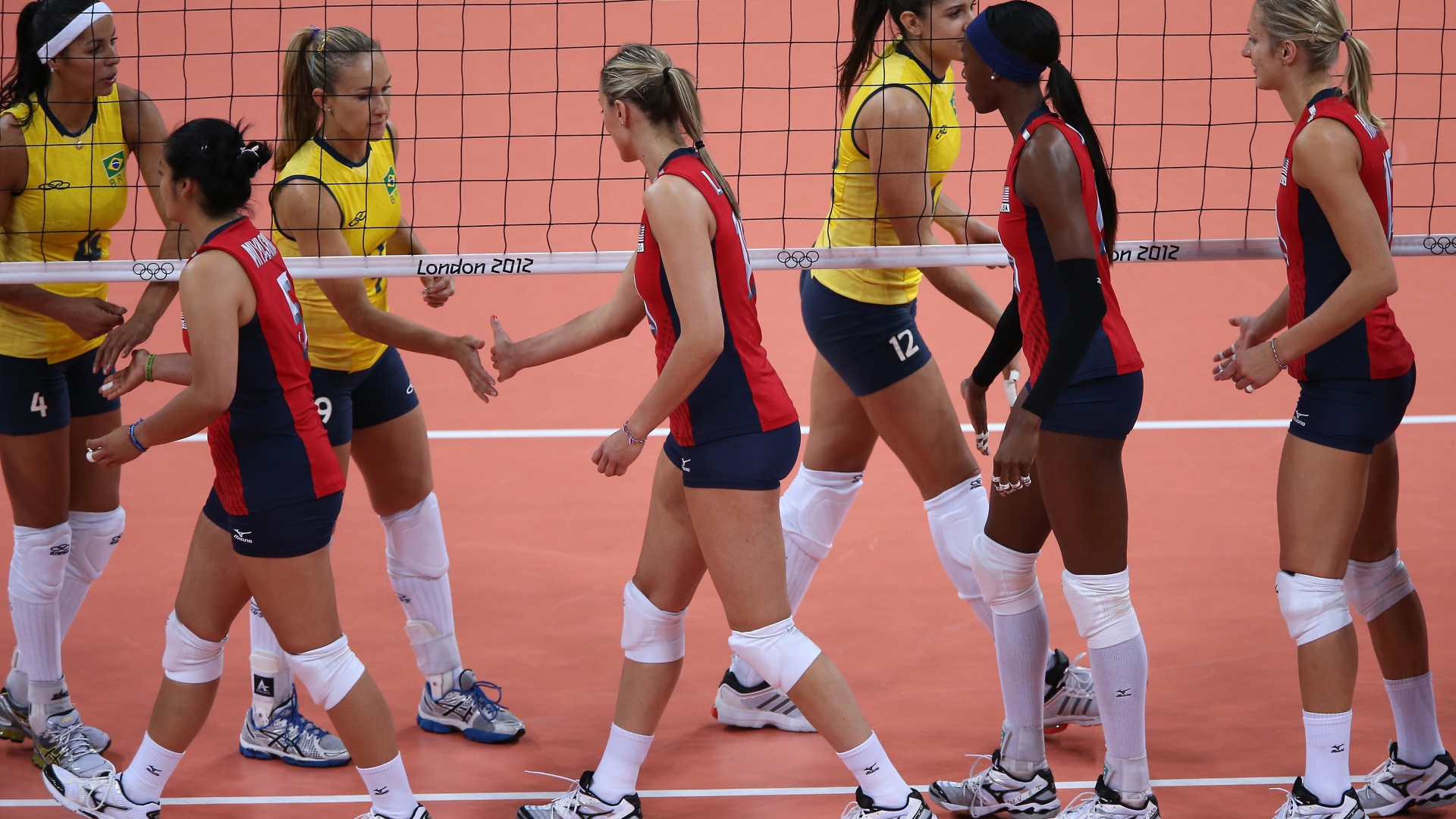 Женская волейбольная команда перед началом игры 