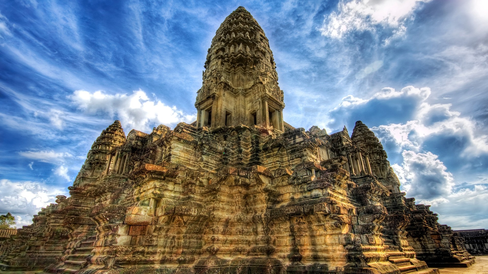 Ангкор Ват в Камбоджу на фоне голубого неба 