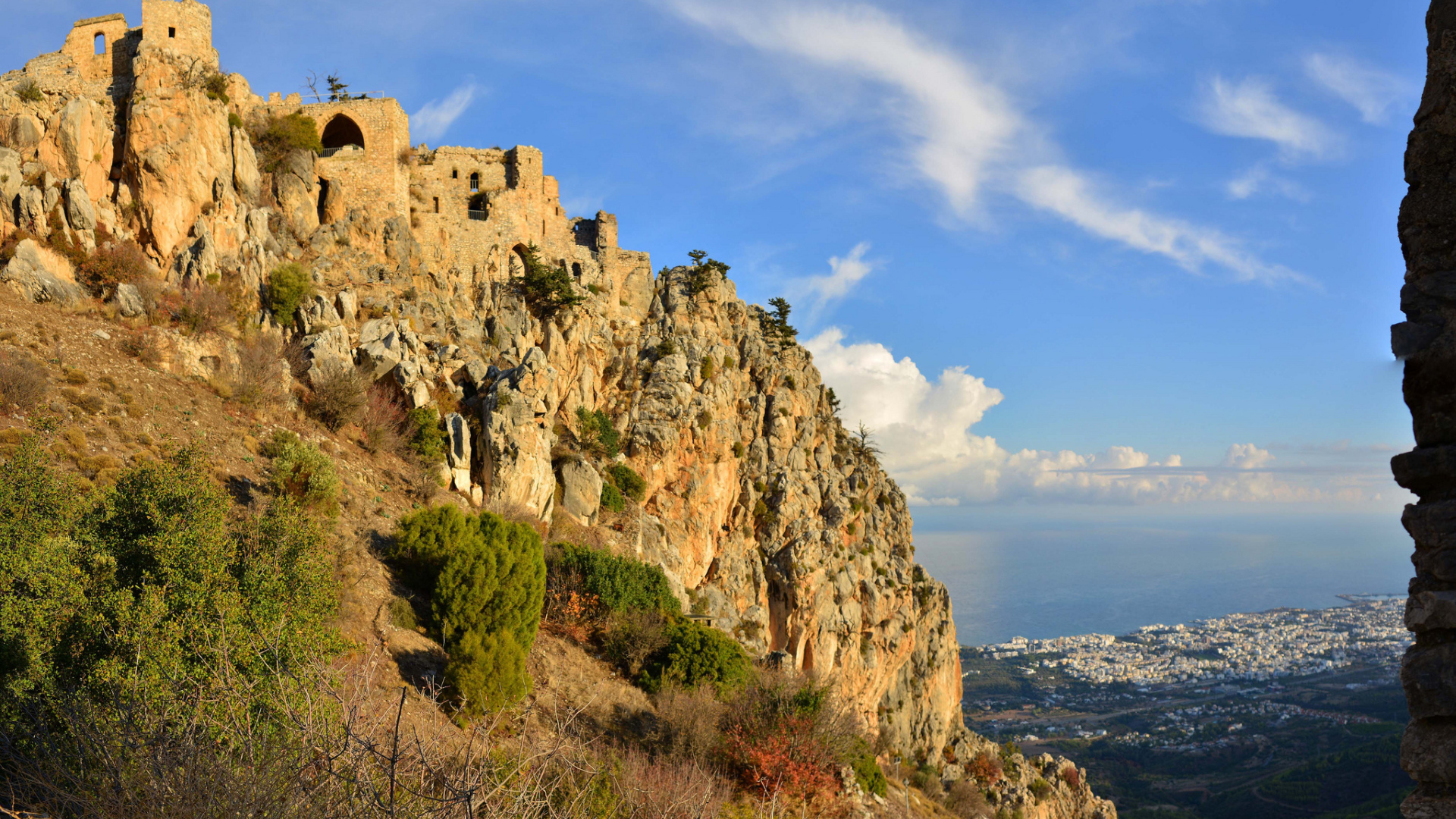 Великолепный вид на замок Святого Иллариона, Северный Кипр 