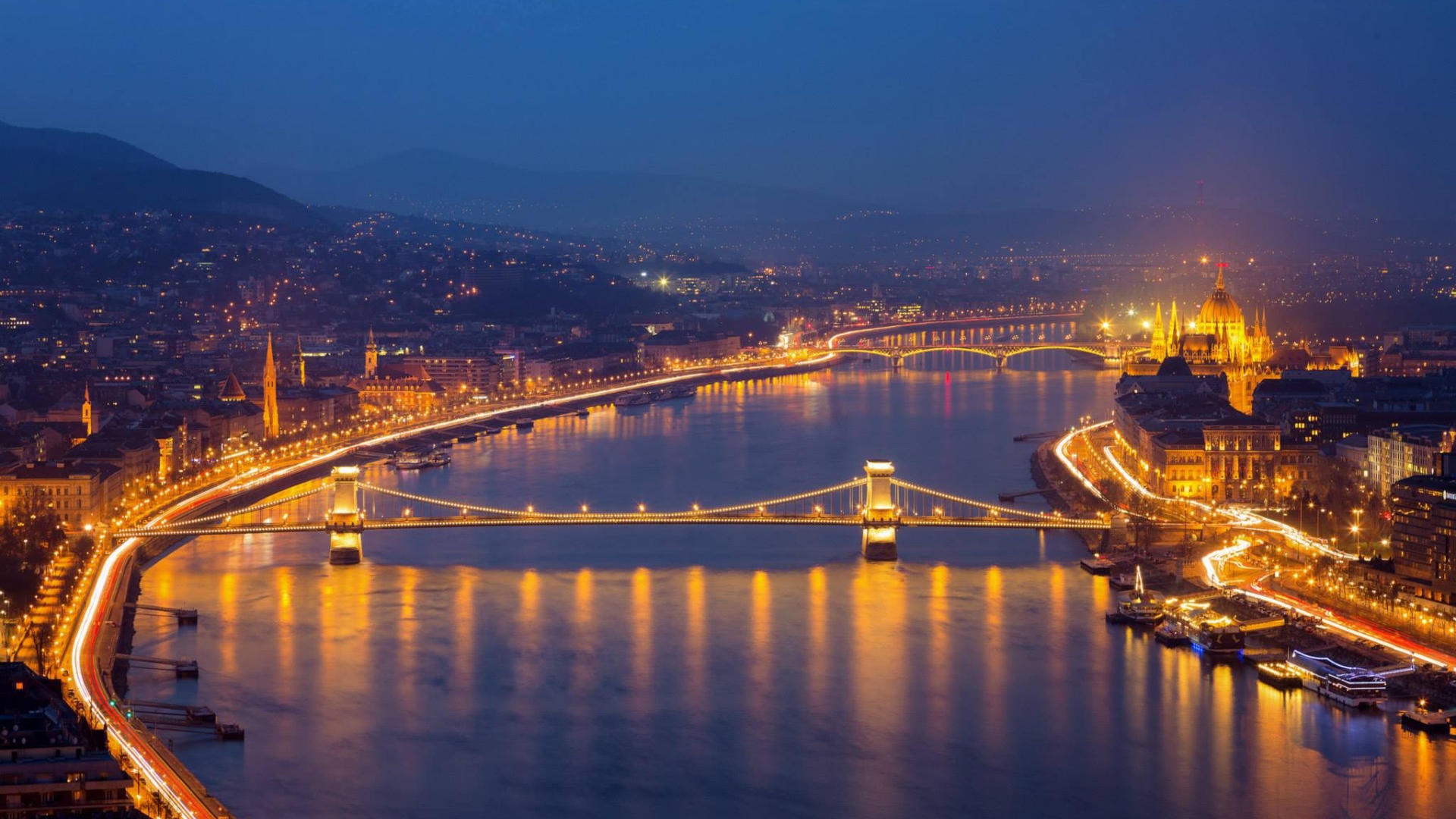 Вид на ночной город Будапешт и реку Дунай, Венгрия 