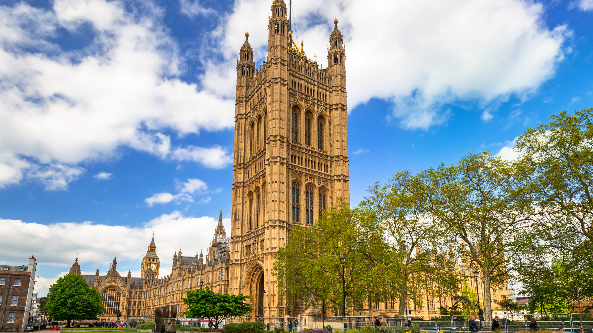 Вестминстерский дворец под красивым небом, Лондон. Великобритания 