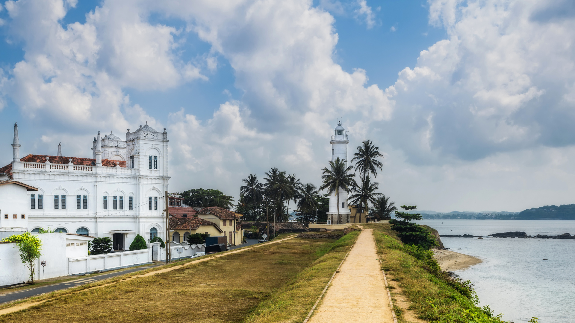 Крепость Galle Fort на побережье под красивым небом с белыми обраками. Шри-Ланка