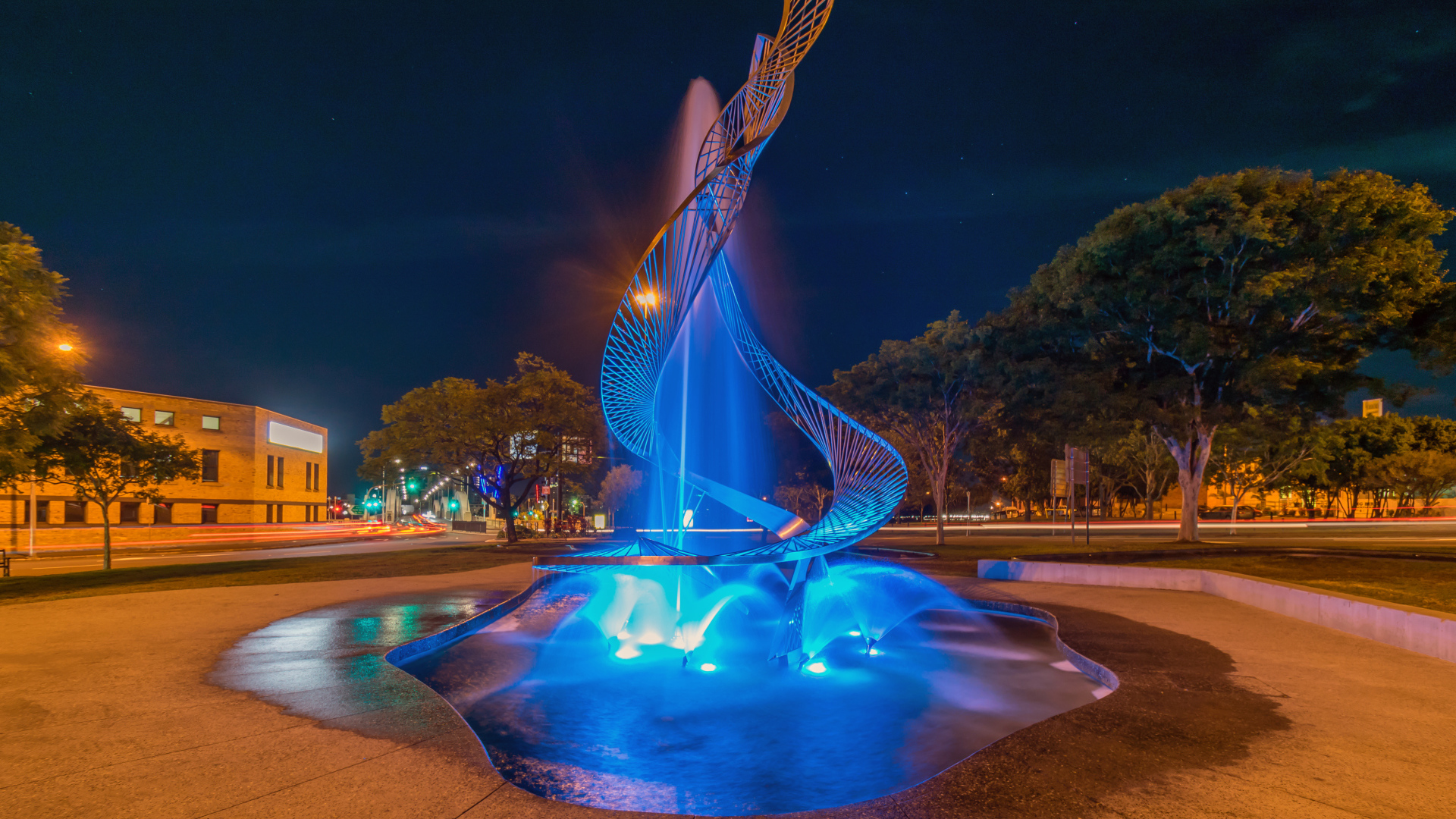 Красивый фонтан с голубой подсветкой в парке, город Брисбен. Австралия 