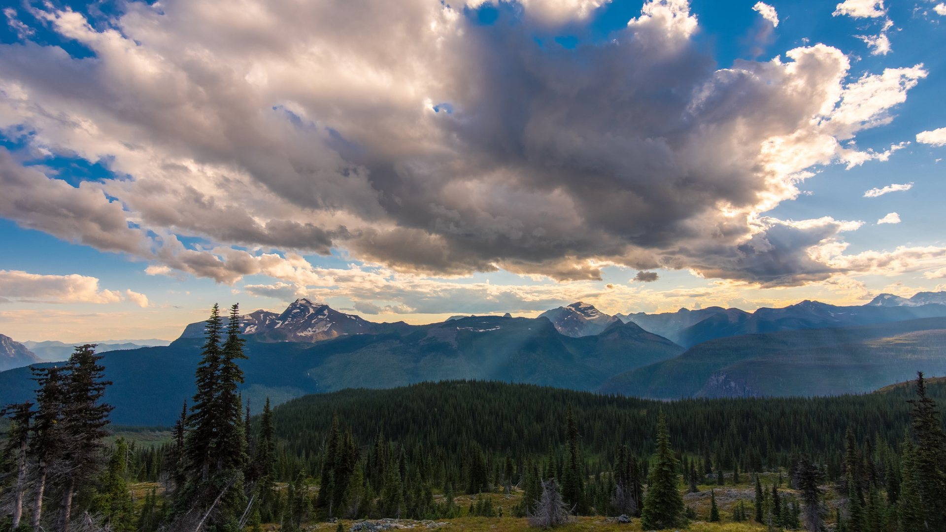 Облака над национальным парком Глейшер, Канада 