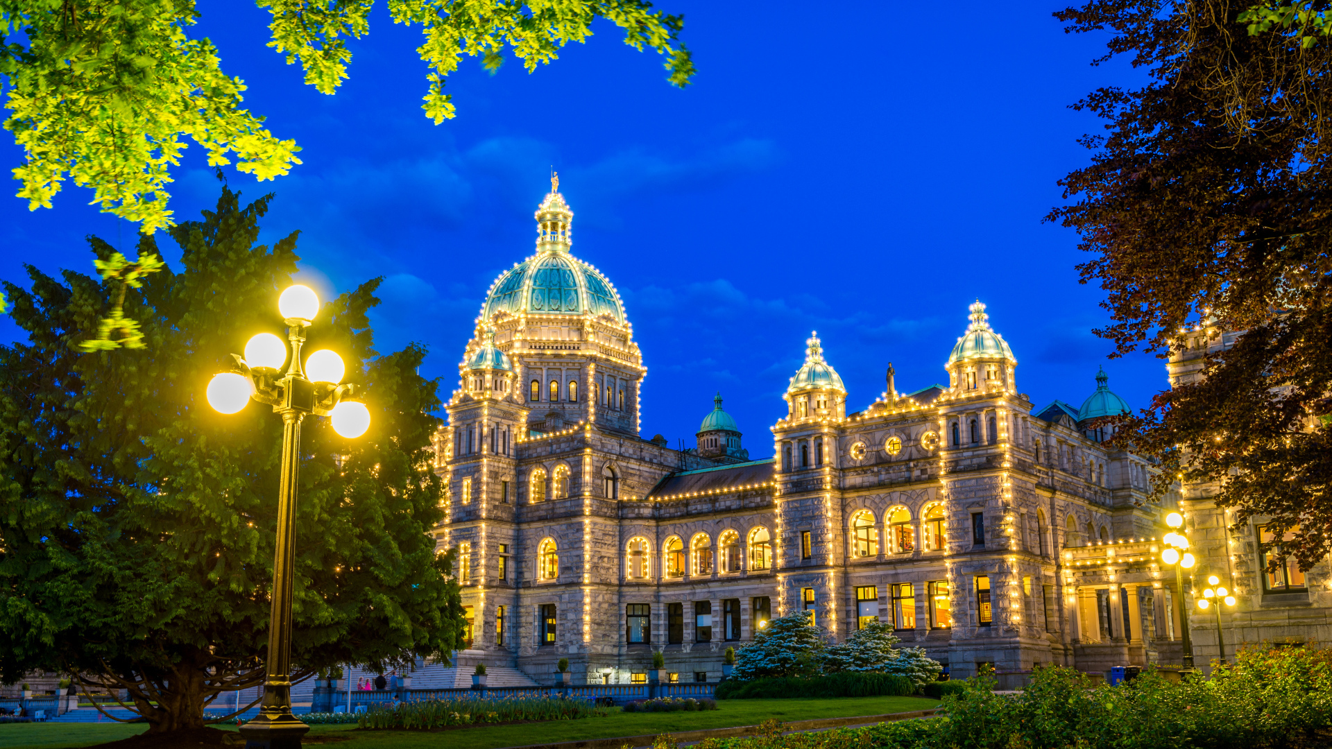 Парламент Британской Колумбии в гирляндах, Ванкувер. Канада