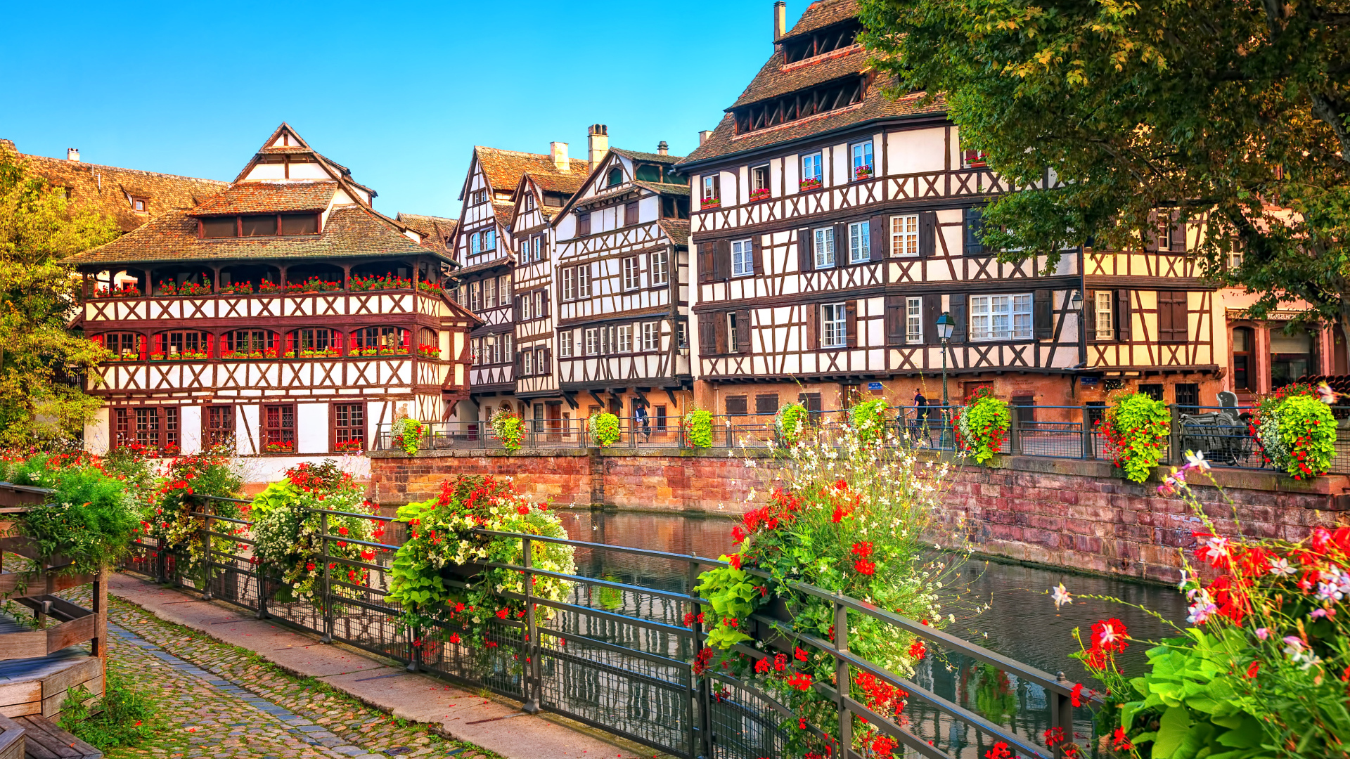 Красивые дома у реки в городе Страсбург, Франция