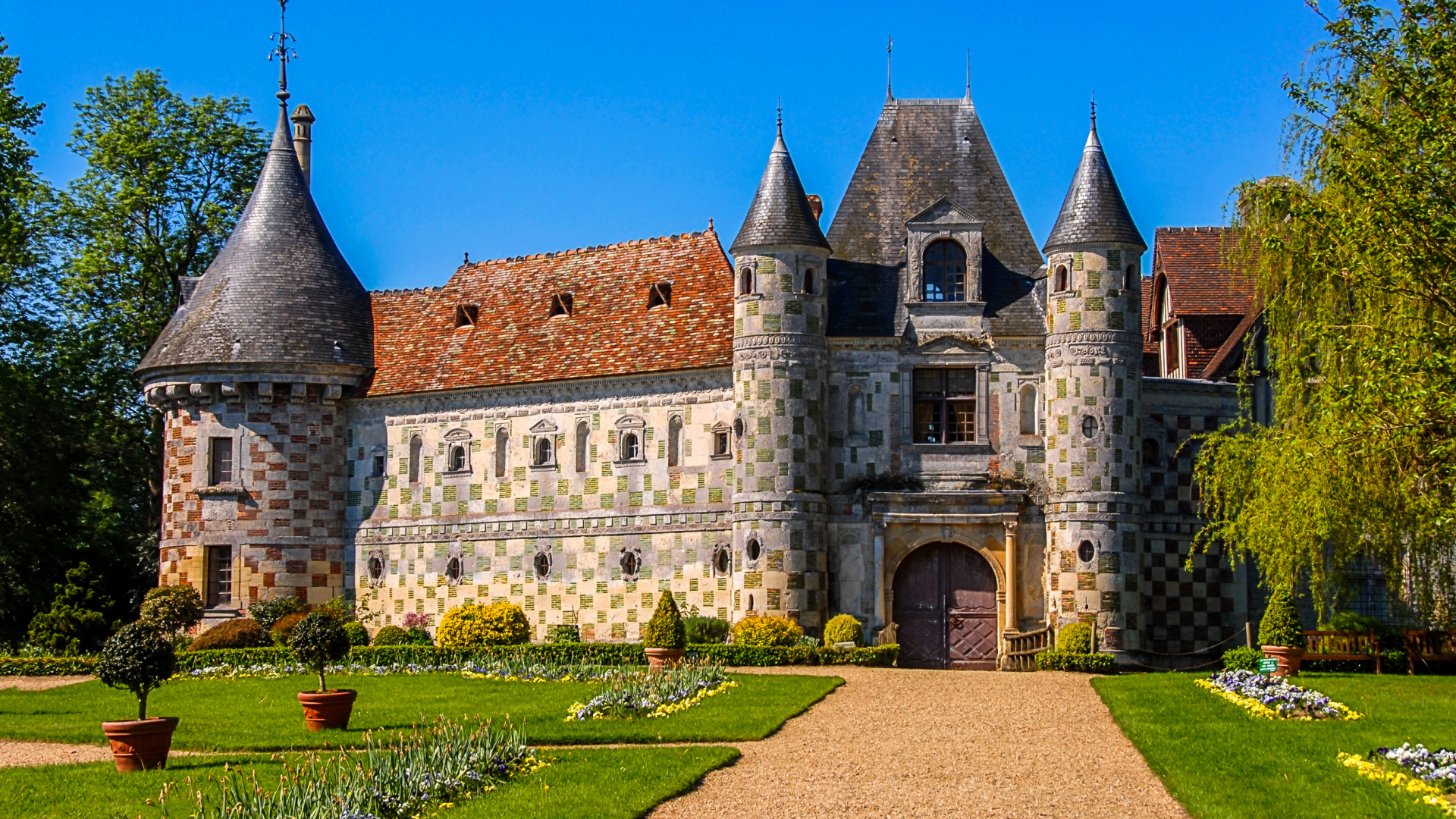 Замок Chateau de St Germain de Livet с зеленым газоном, Франция