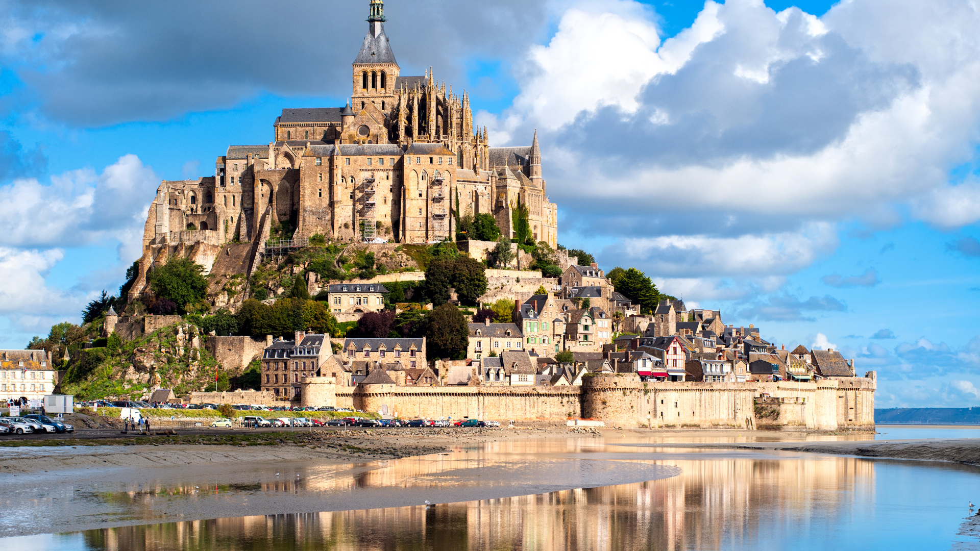 Остров крепость Мон-Сен-Мишель отражается в воде, Франция