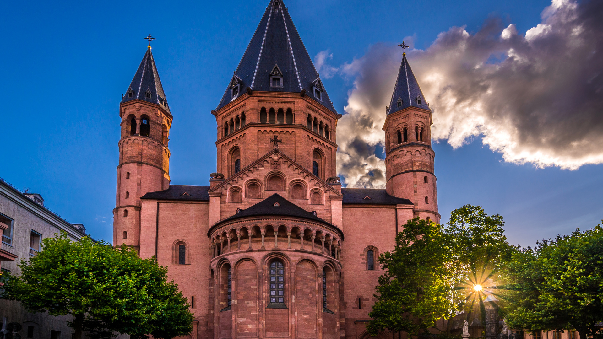 Кафедральный собор Майнца на фоне облаков, Германия 