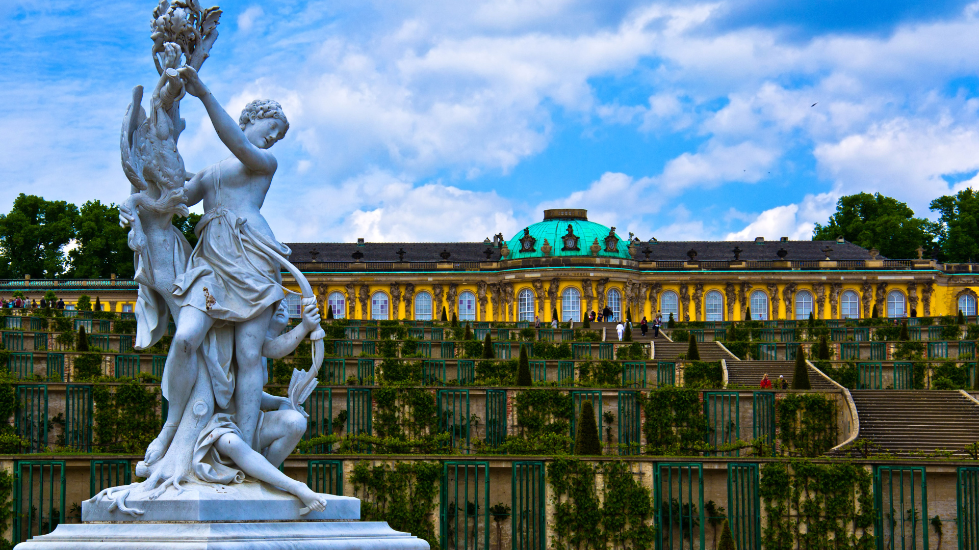 Скульптура у дворца Сан-Суси, Потсдам. Германия 