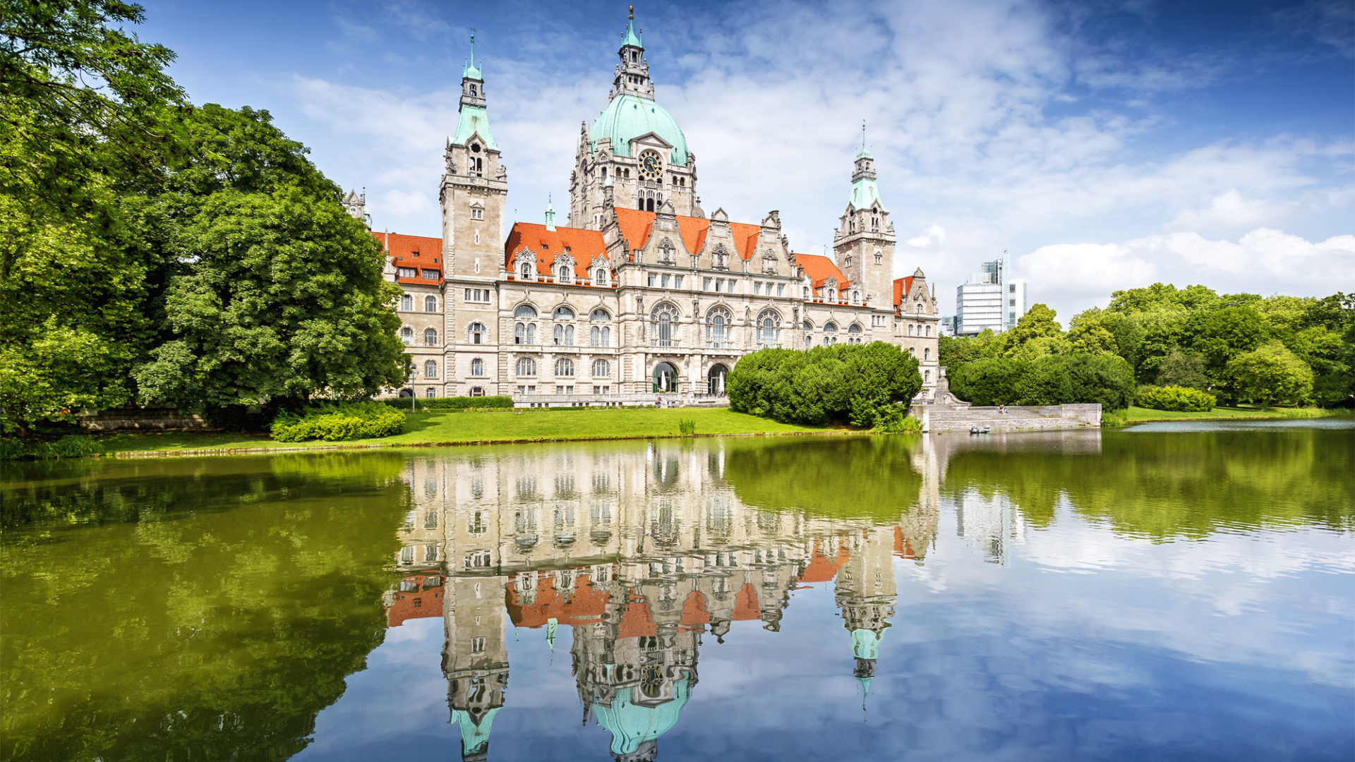 Мэрия New Town Hall отражается в воде, Ганновер, Германия 