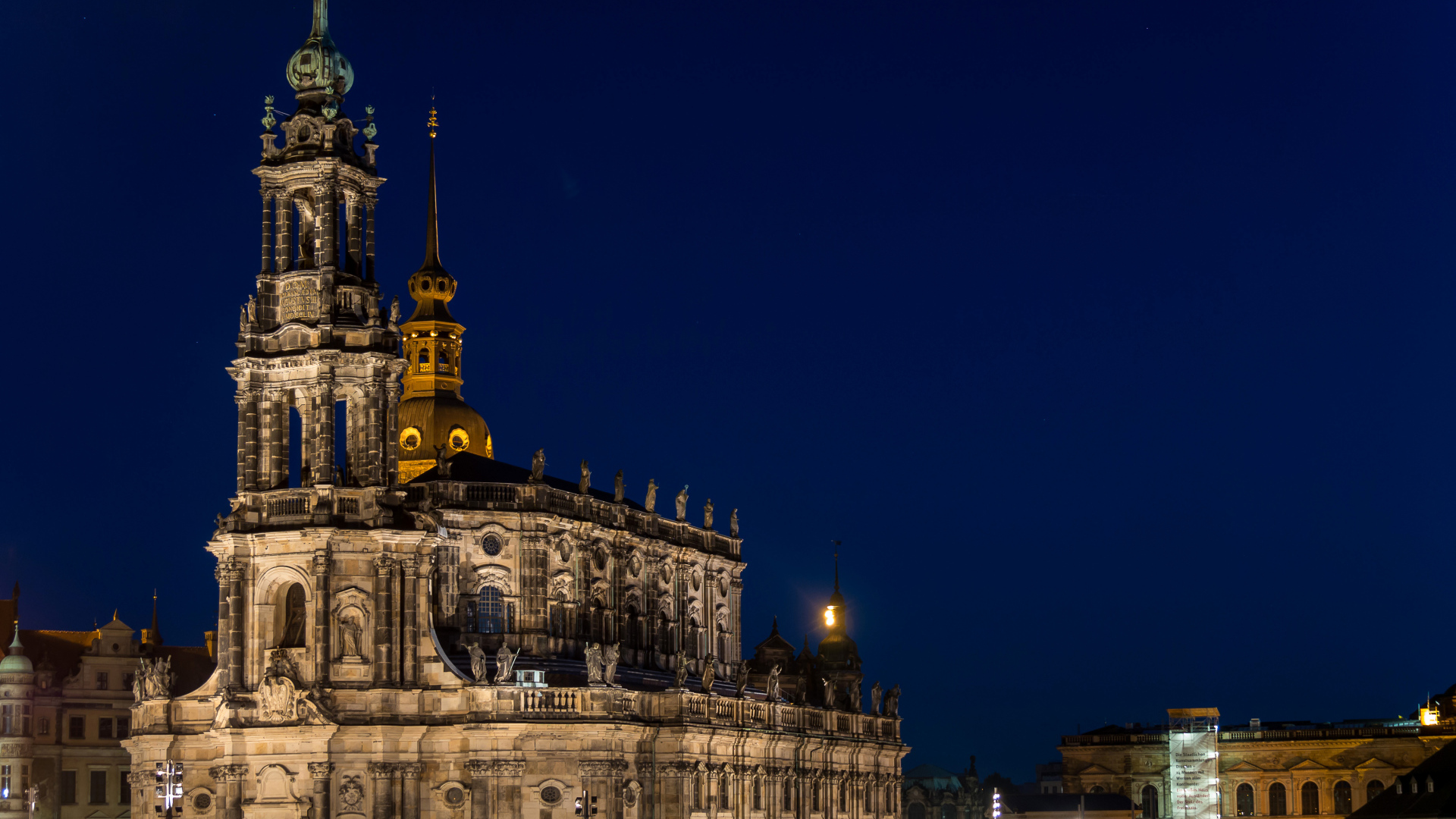 Старинный собор Хофкирхе ночью, Дрезден. Германия