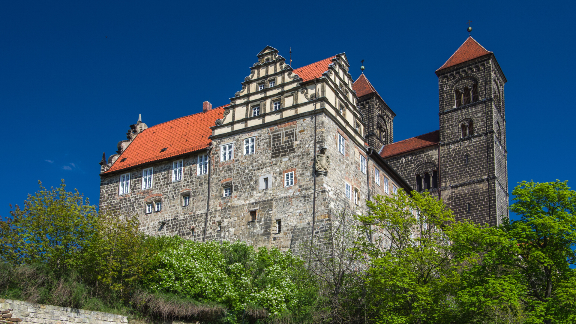 Вид на монастырь в городе Кведлинбург, Германия