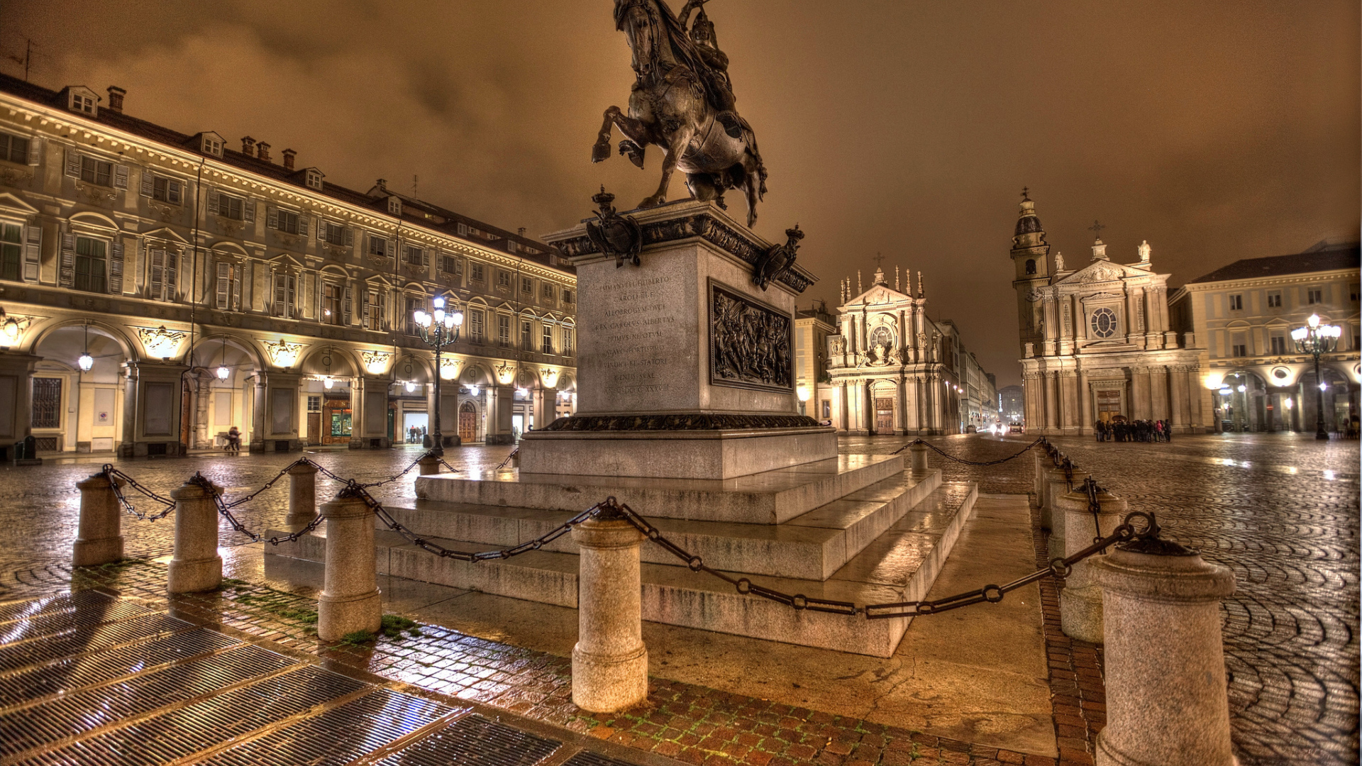 Памятник герцогу Савойскому Эммануилу Филиберту в свете ночных фонарей на площади Сан - Карло, Турин. Италия