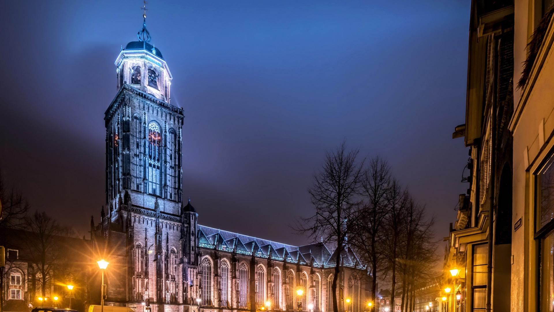 Храм в свете фонарей на ночной улице в городе Девентер, Нидерланды