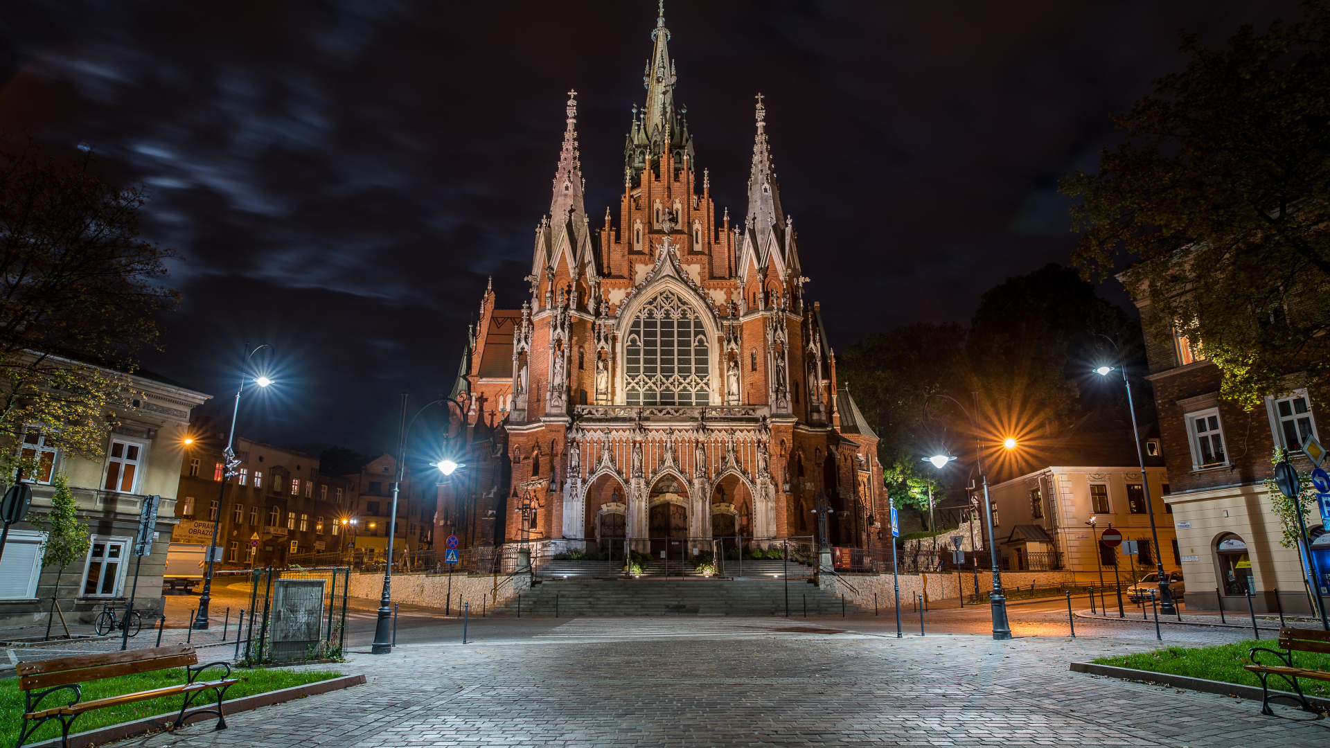Церковь St. Joseph's Church в свете ночных фонарей, Краков. Польша