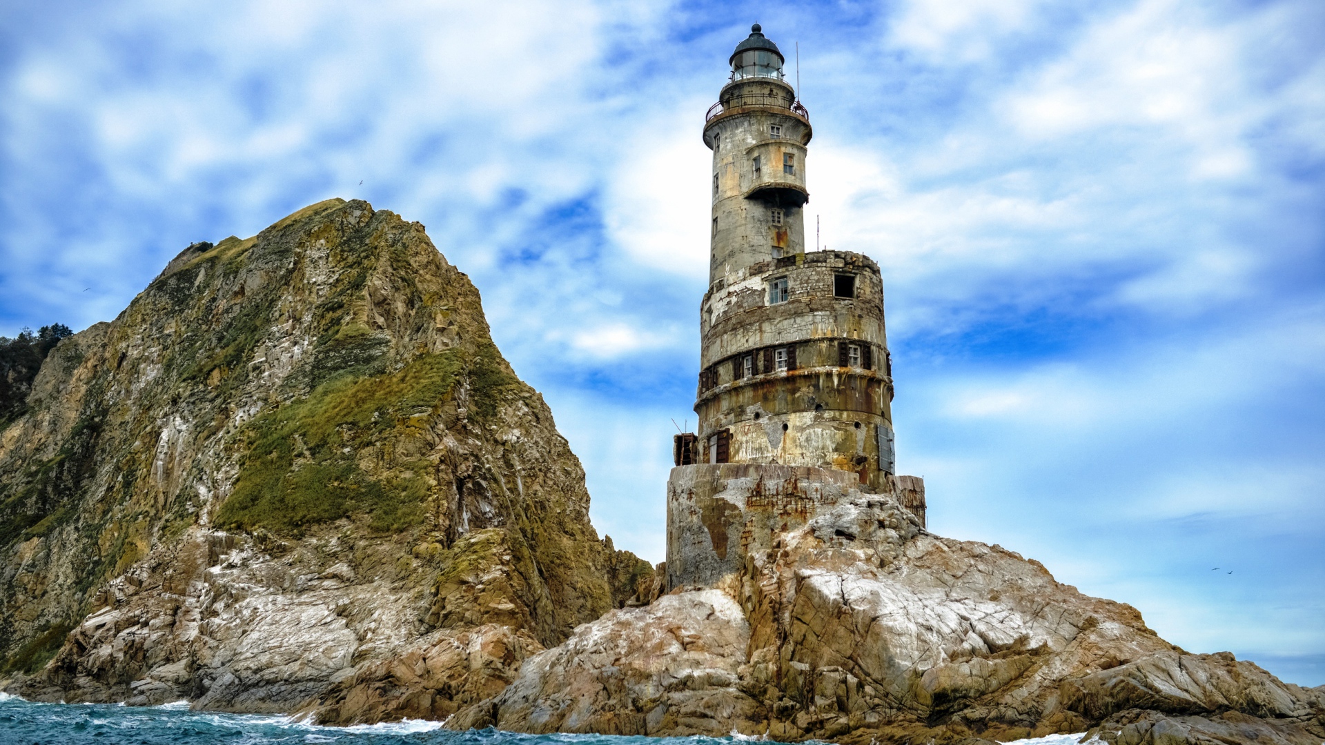 Заброшенный маяк на мысе Анива остров Сахалин, Россия 