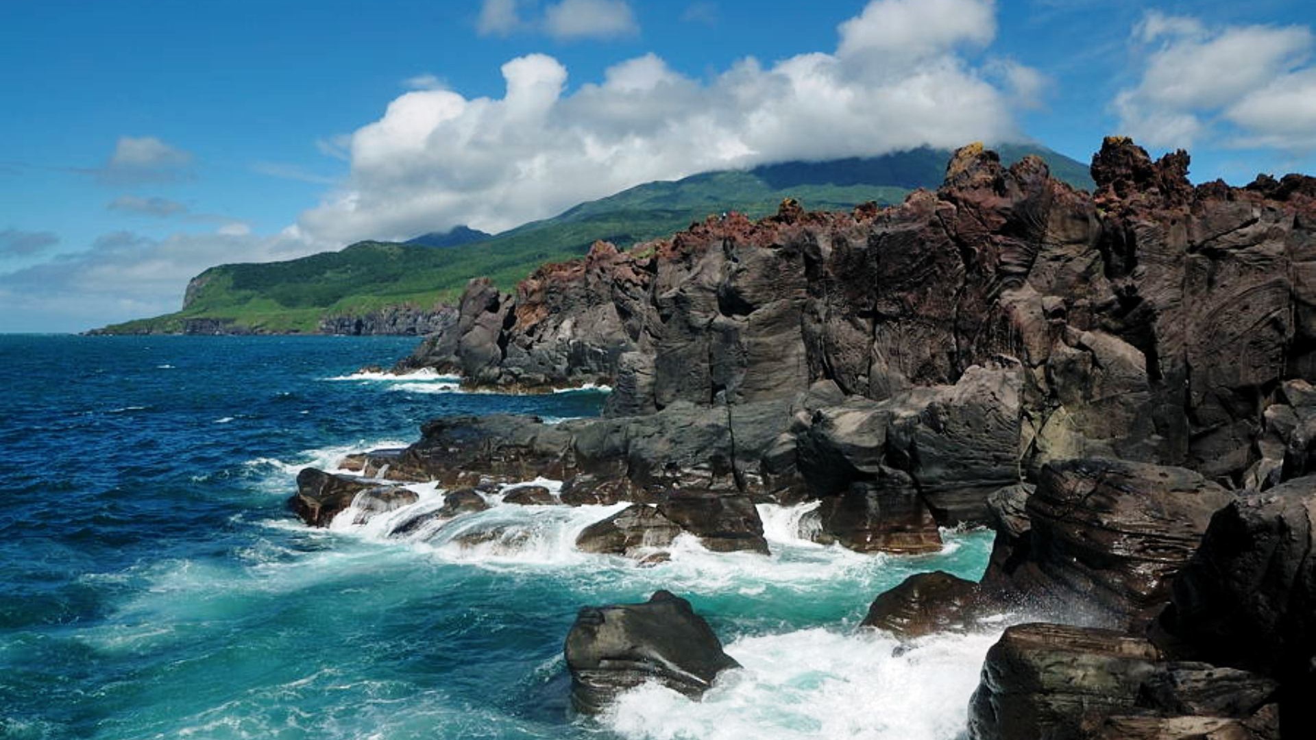 Скалистые берега  остров Итуруп, Курильские острова, России 