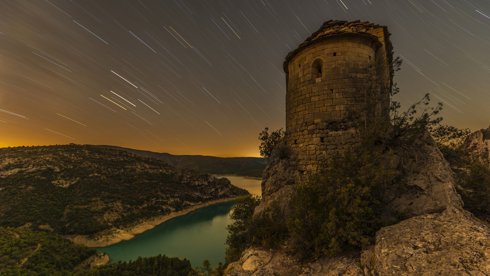 Ночной звездопад в небе над церковью La Pertusa, Испания