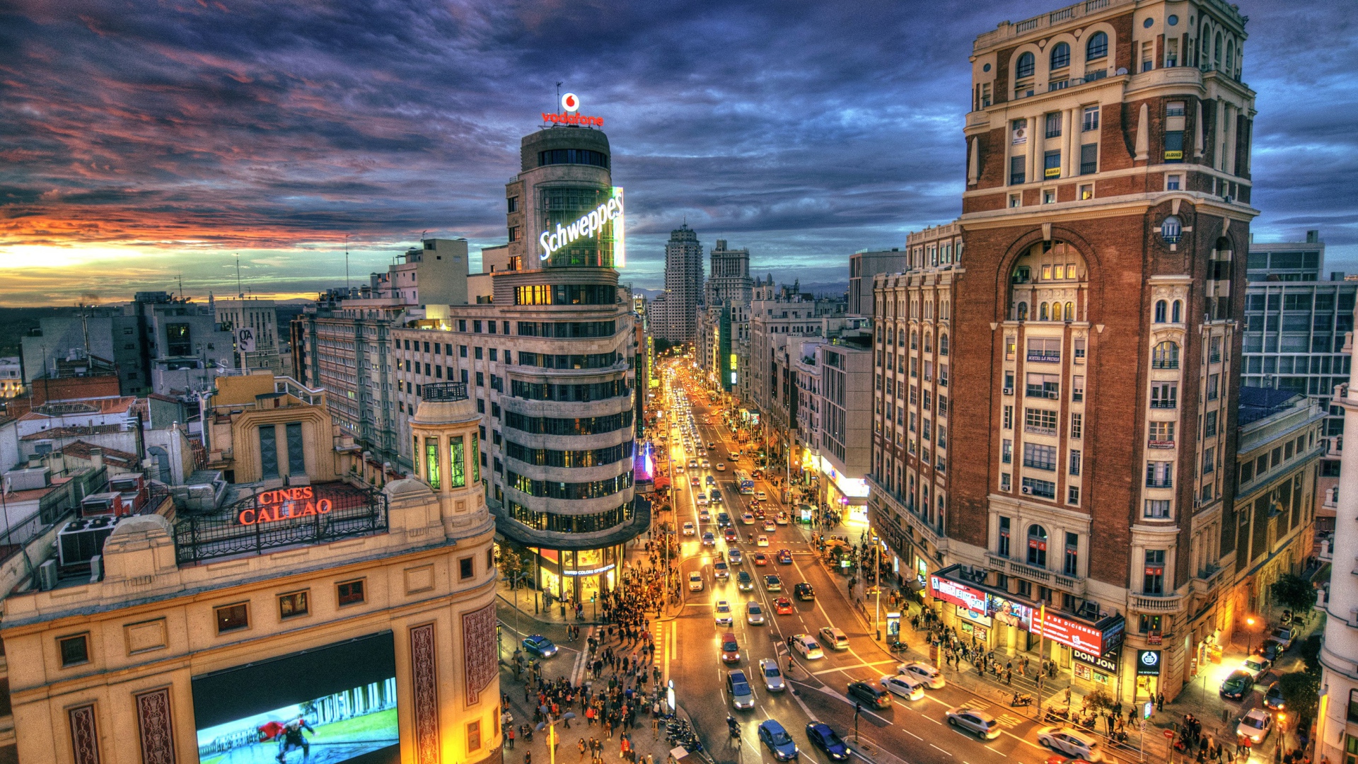 Улицы Мадрида под пасмурным небом, Испания 