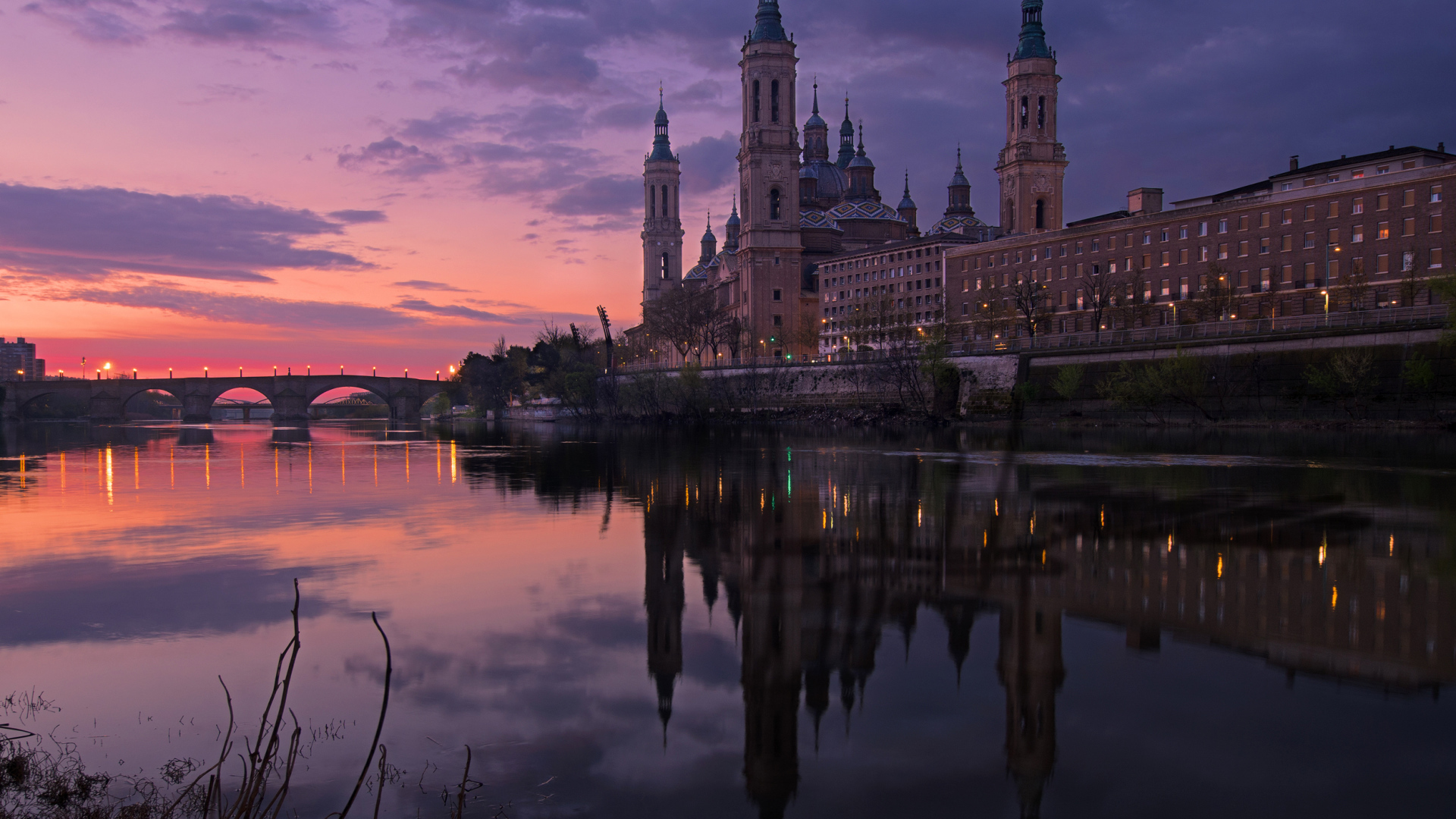 Храм Нуэстра-Сеньора-дель-Пилар отражается в воде, Испания