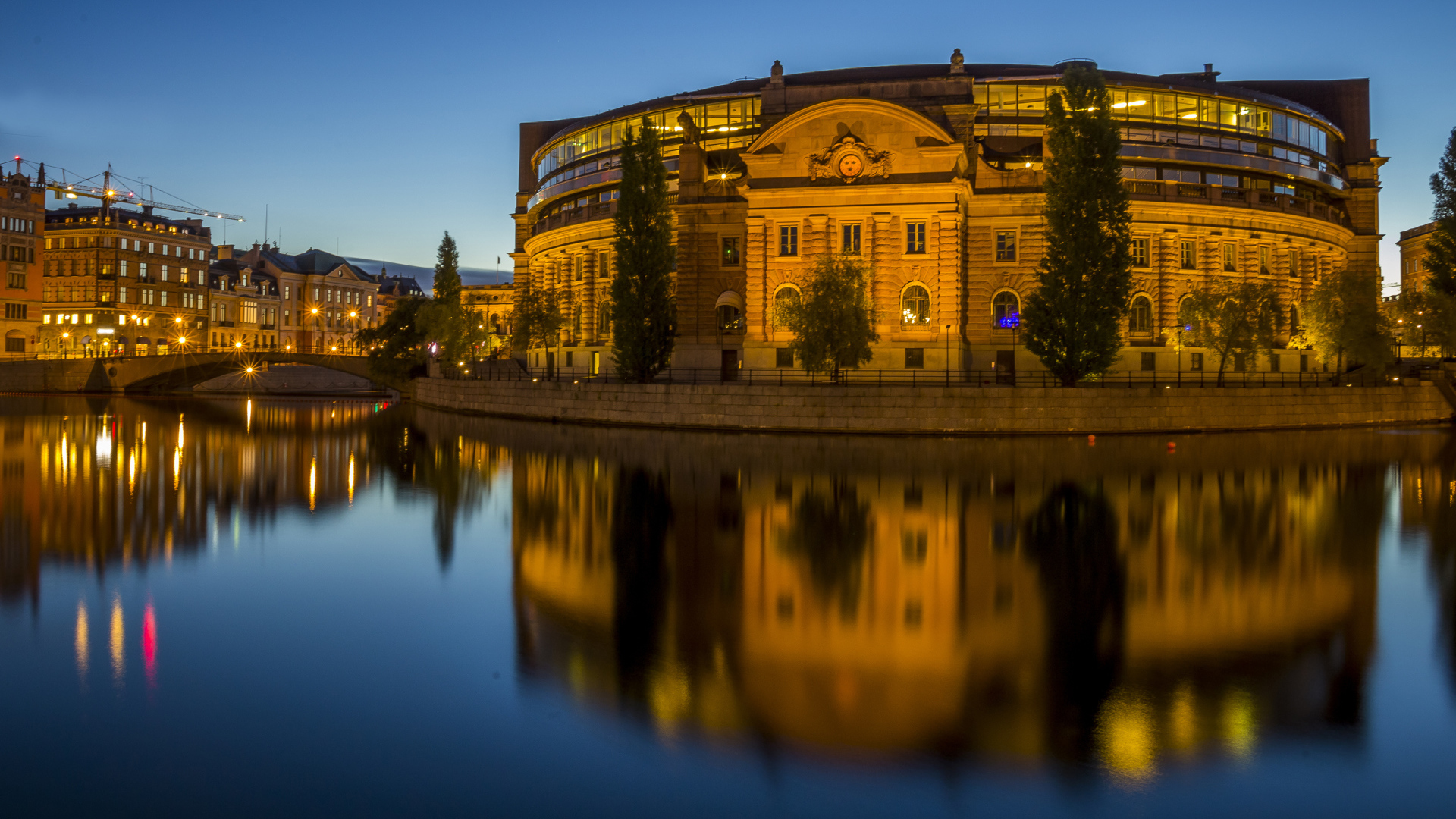 Красивое здание в вечерних огнях  отражается в воде, Стокгольм. Швеция