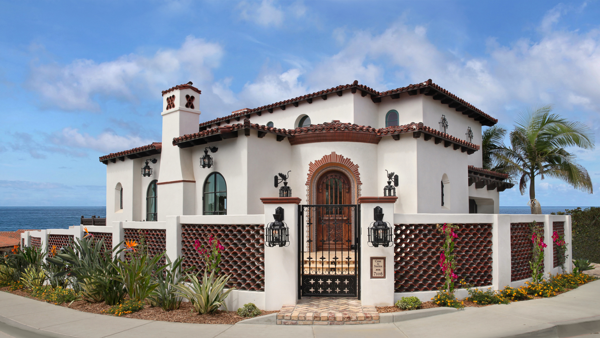 Красивый дизайнерский особняк под голубым небом, Калифорния. США