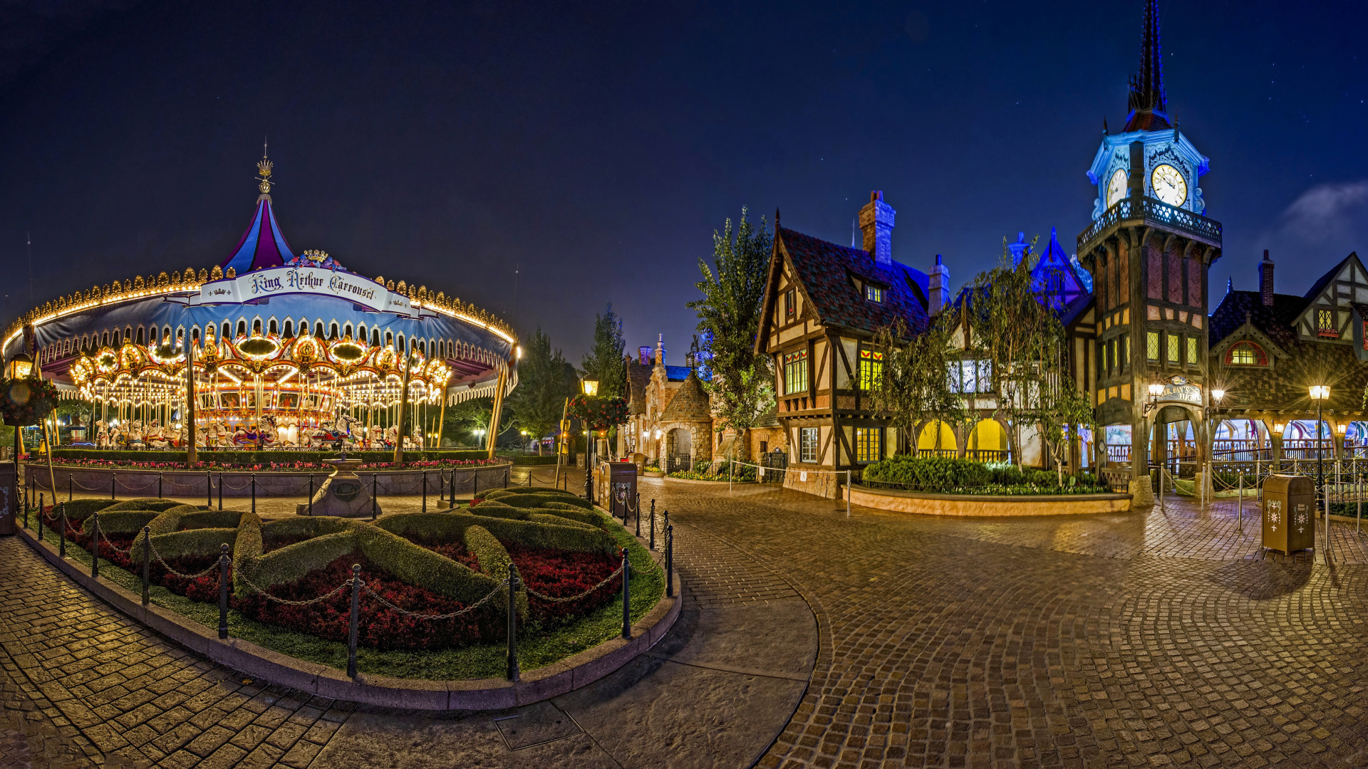 Карусели в гирляндах в парке Диснейленд, Калифорния. США