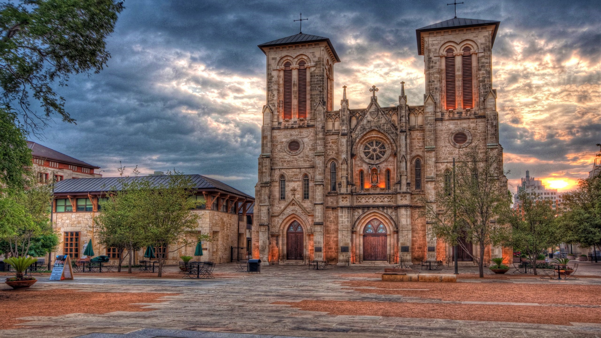 Собор Сан-Фернандо под красивым небом, город Сан - Антонио,  Техас. США