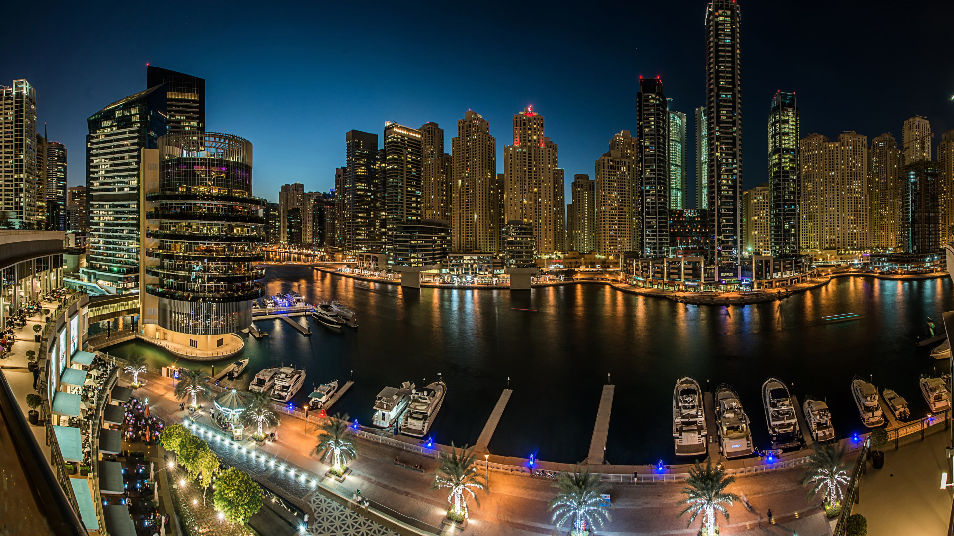 Панорама ночных небоскребов и причала, Дубай. ОАЭ
