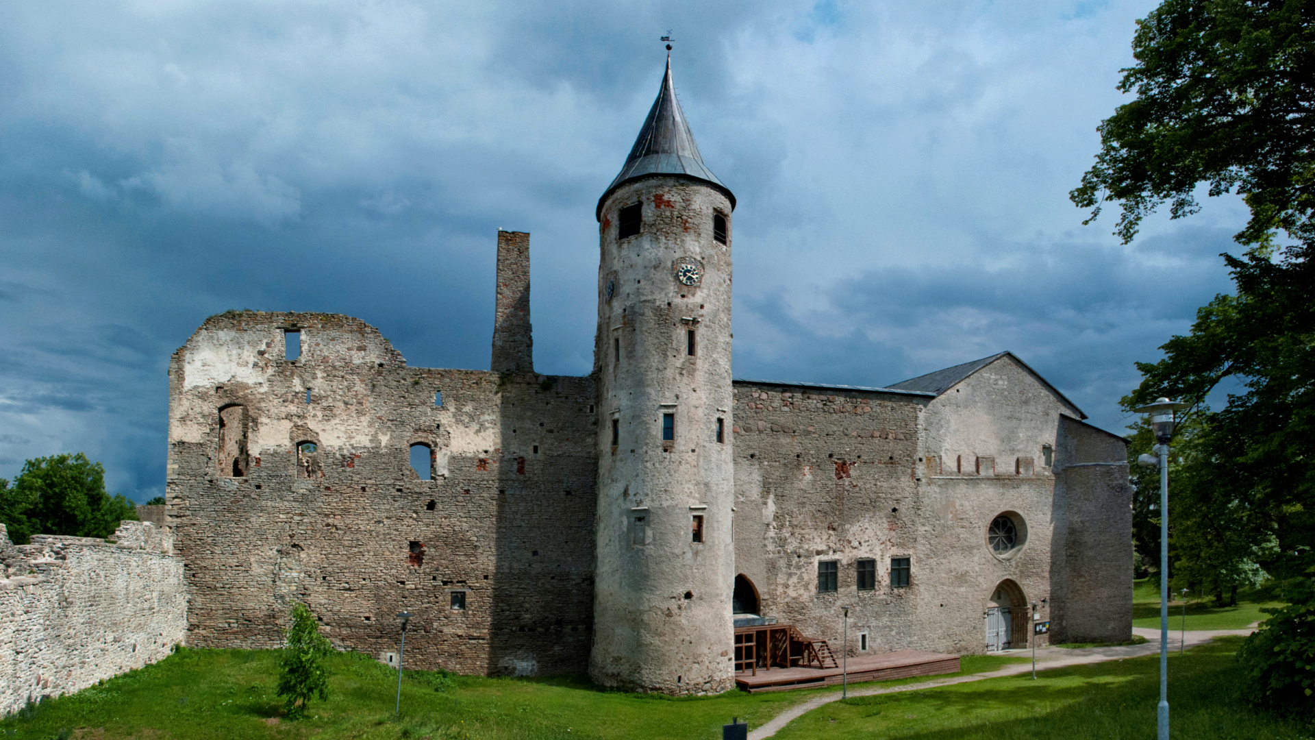 Руины старинного  Гапсальского замка, Эстония