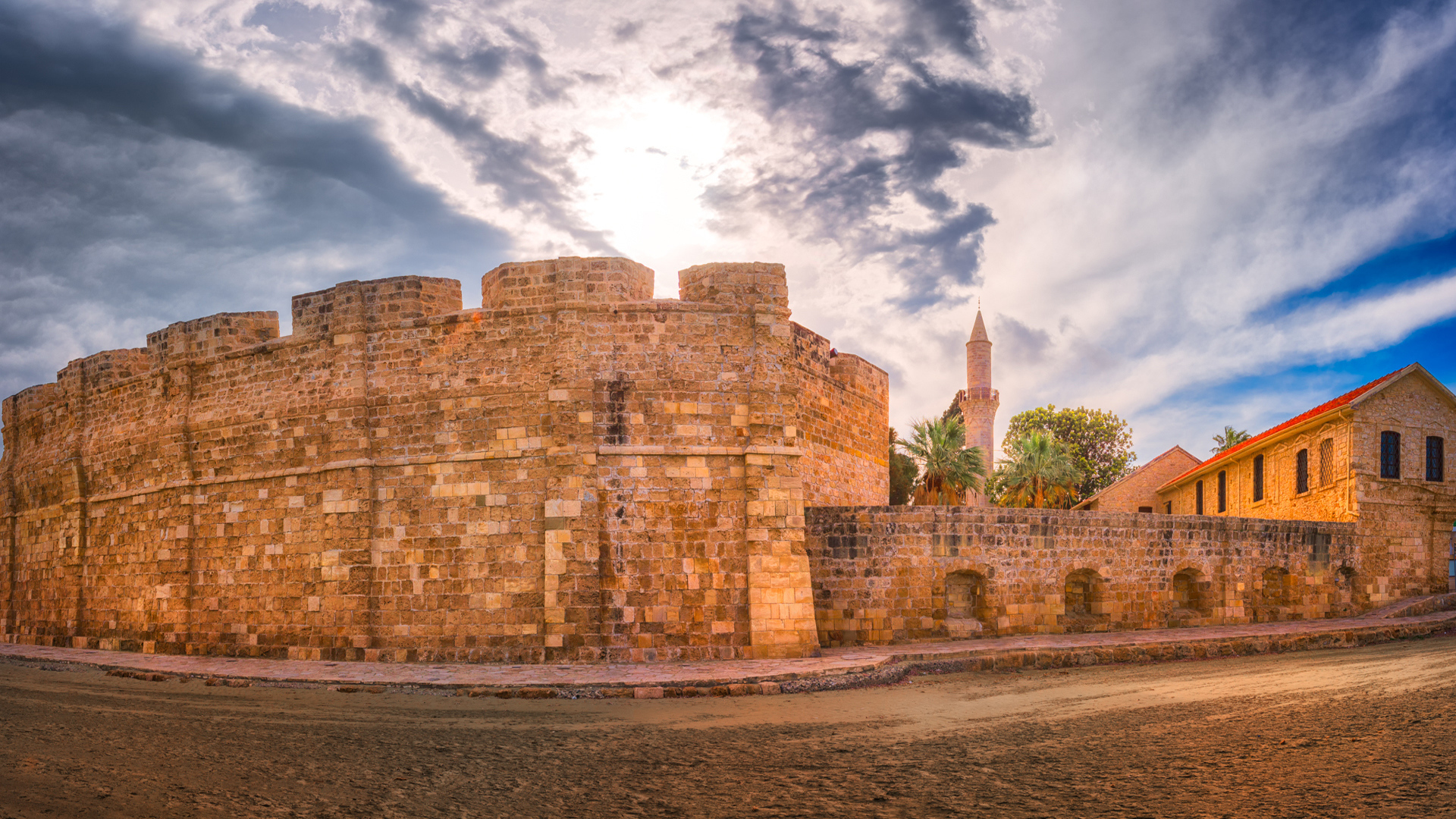 Вид на старинный Ларнакский замок под красивым небом, республика Кипр