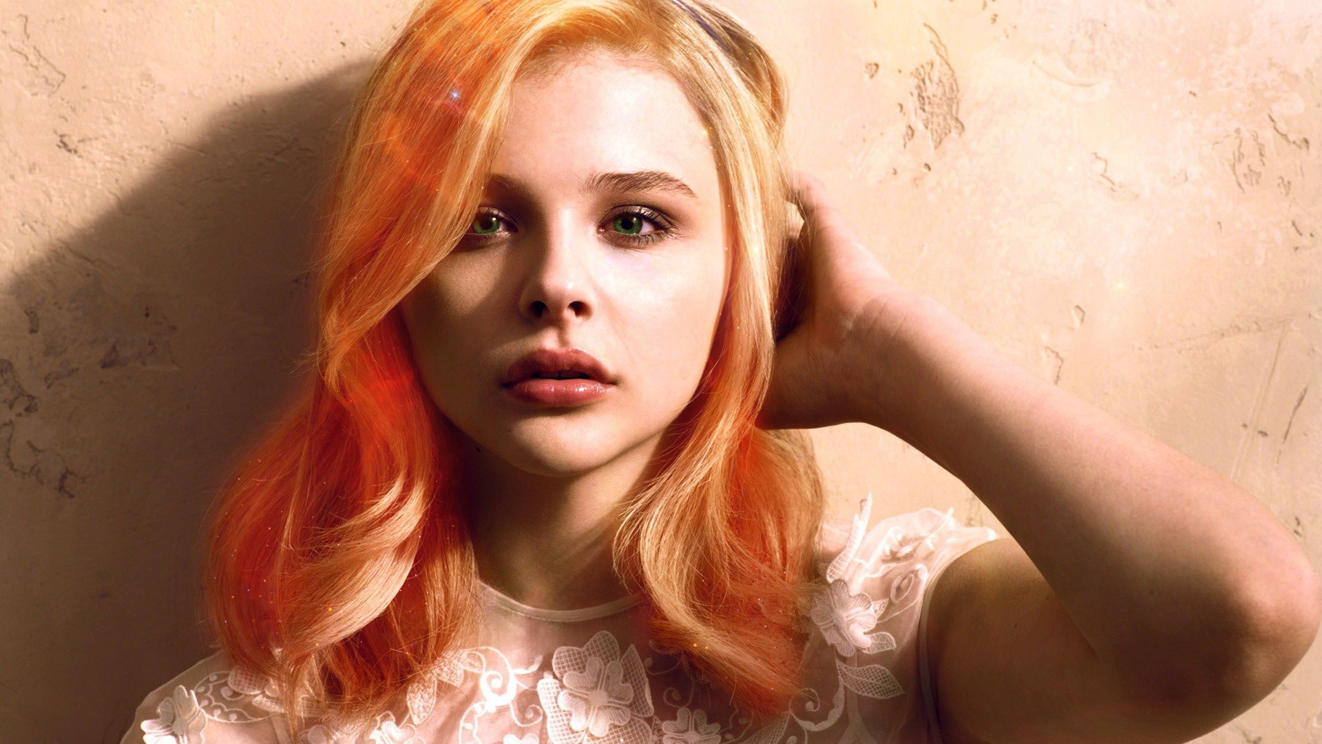 Актриса Хлоя Грейс Морец с зелеными глазами 