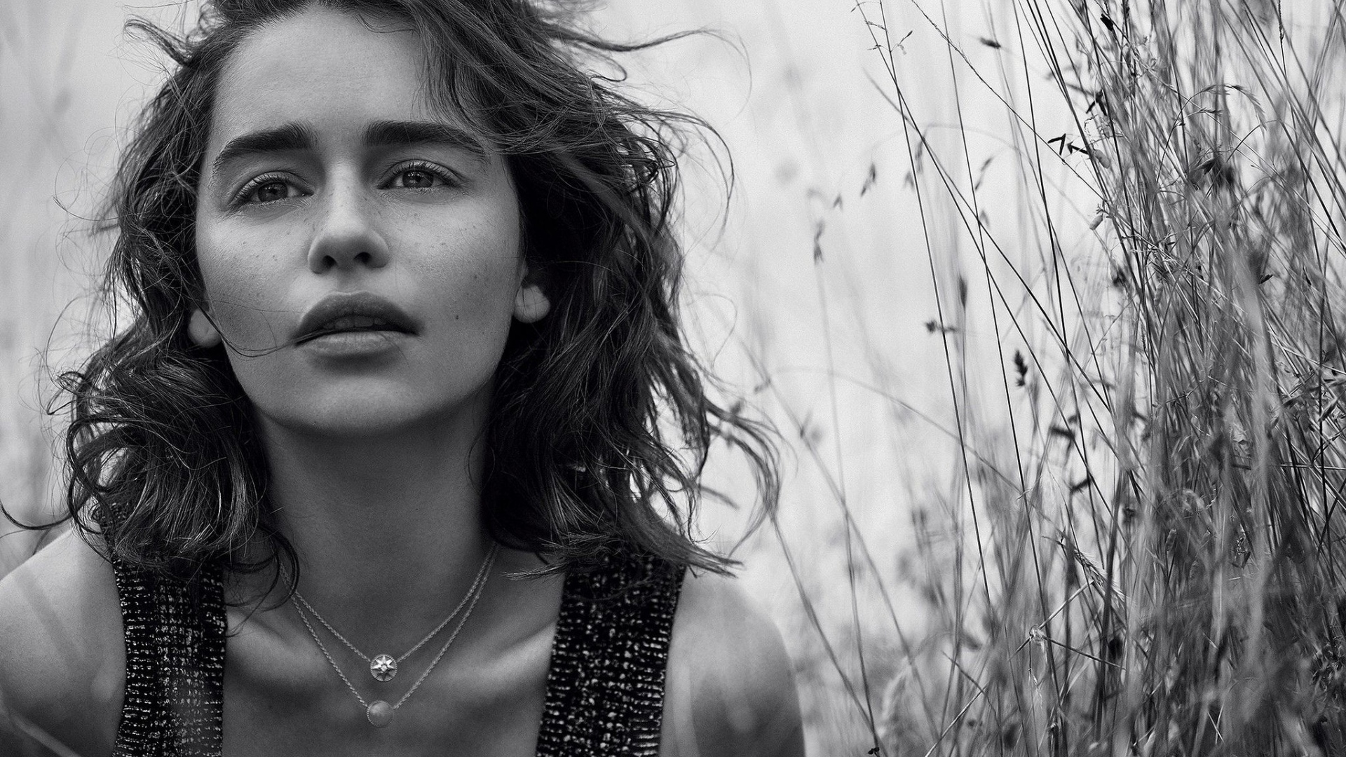 Актриса Эмилия Кларк, черно белое фото 