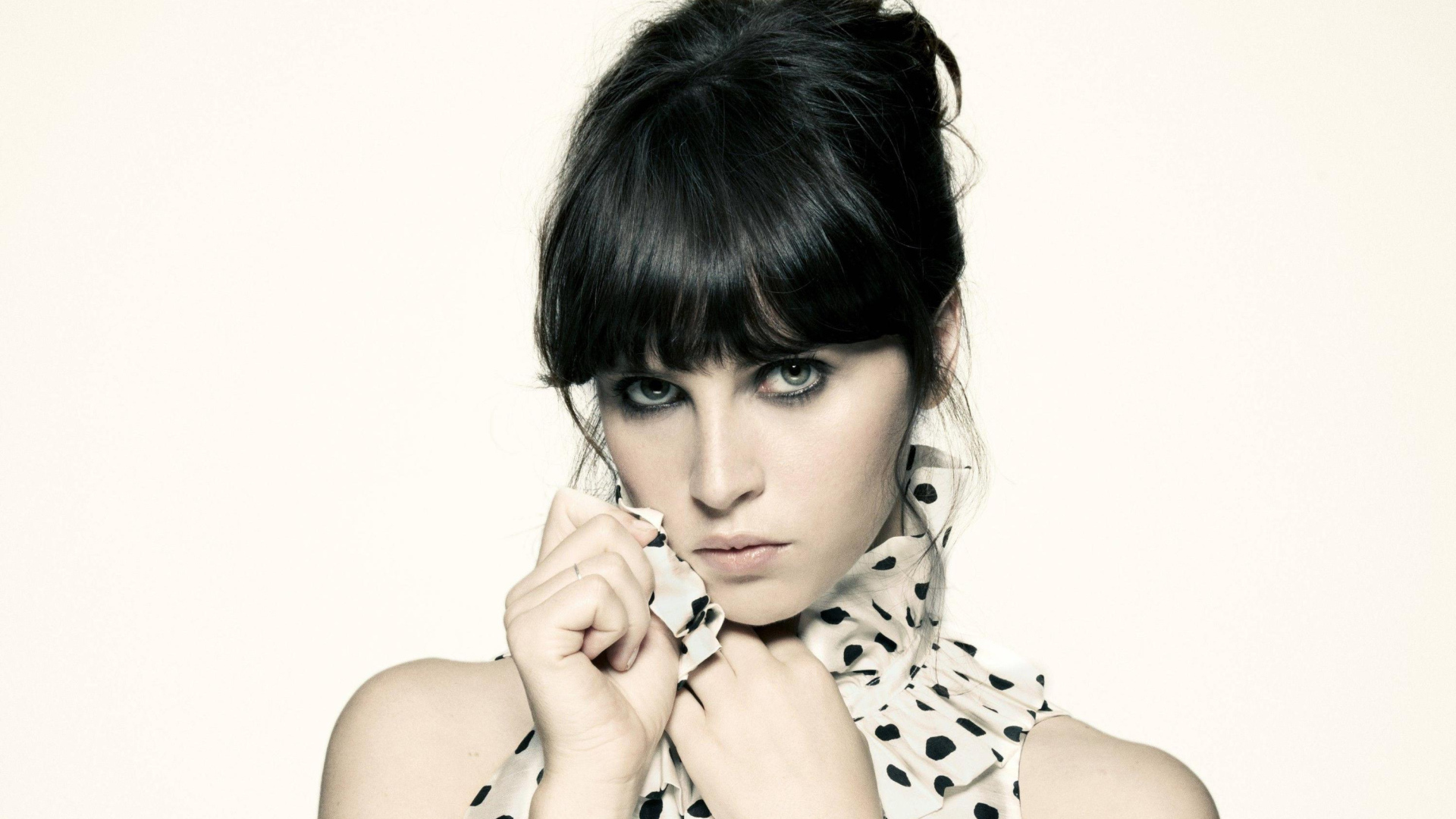 Актриса Фелисити Джонс в платье в горошки