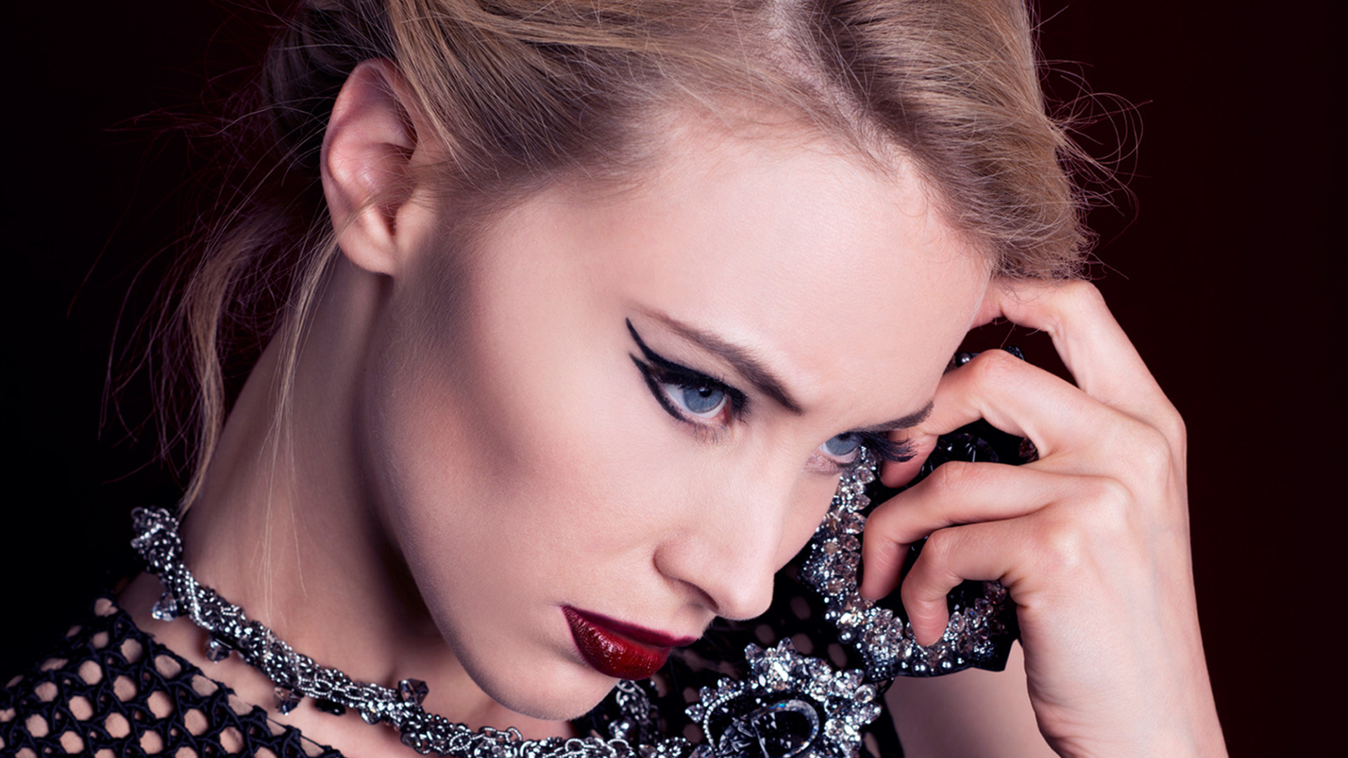 Актриса Сара Гадон с ярким макияжем 