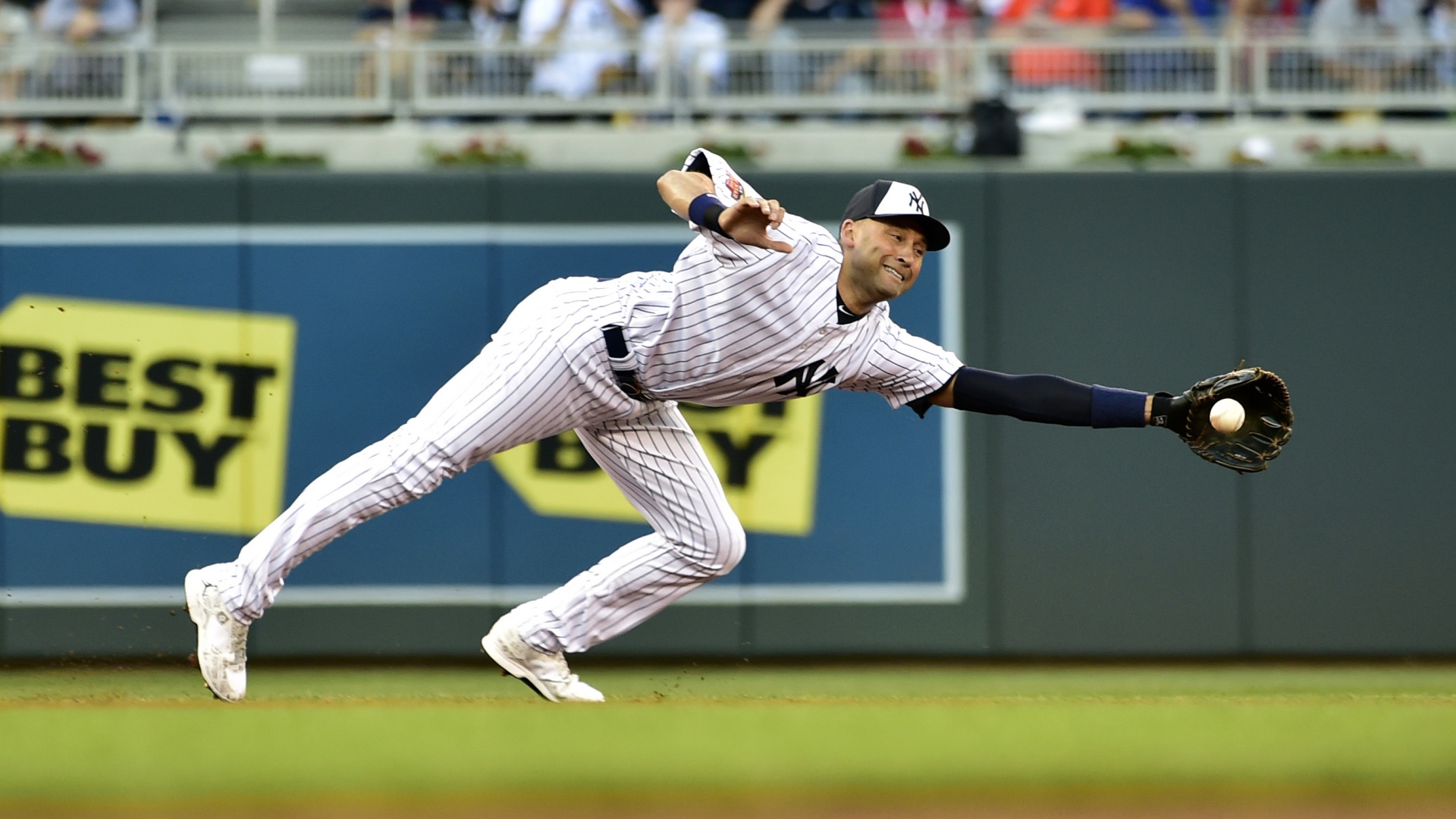 Бейсболист Дерек Джетер ловит мяч 