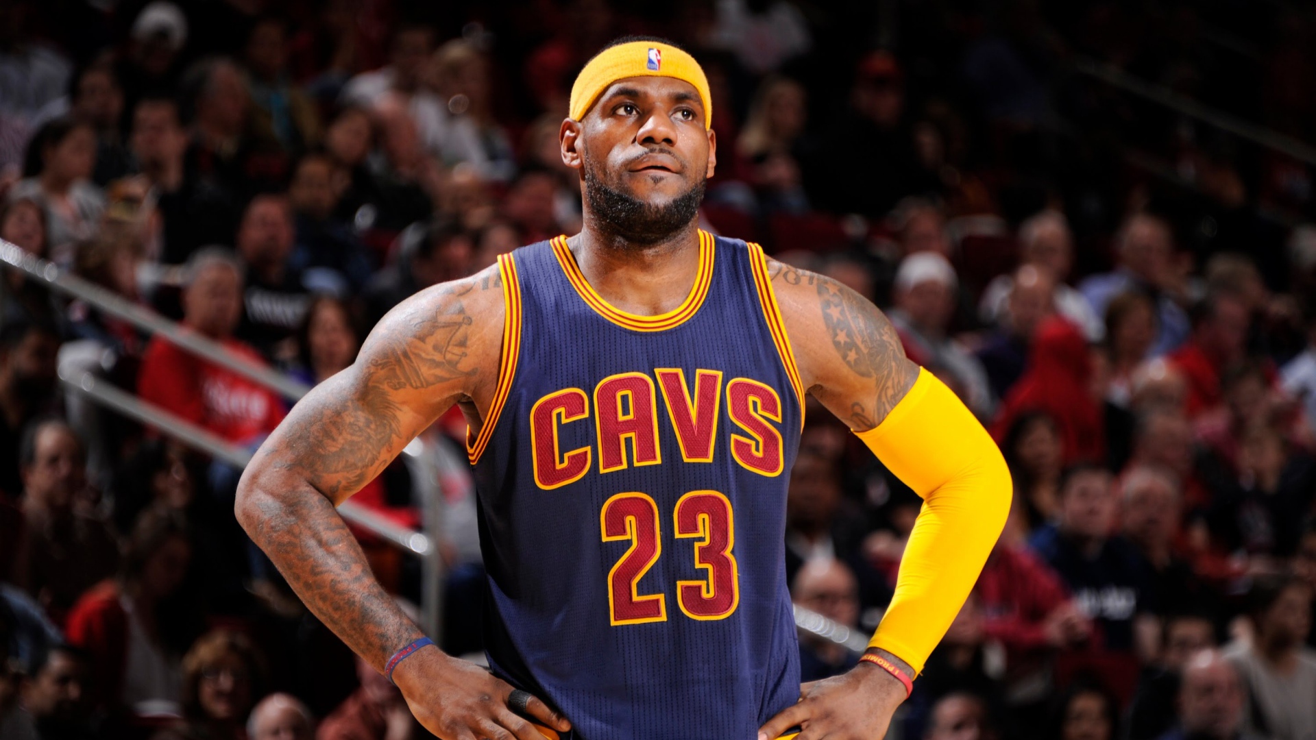 Баскетболист Леброн джеймс на поле 