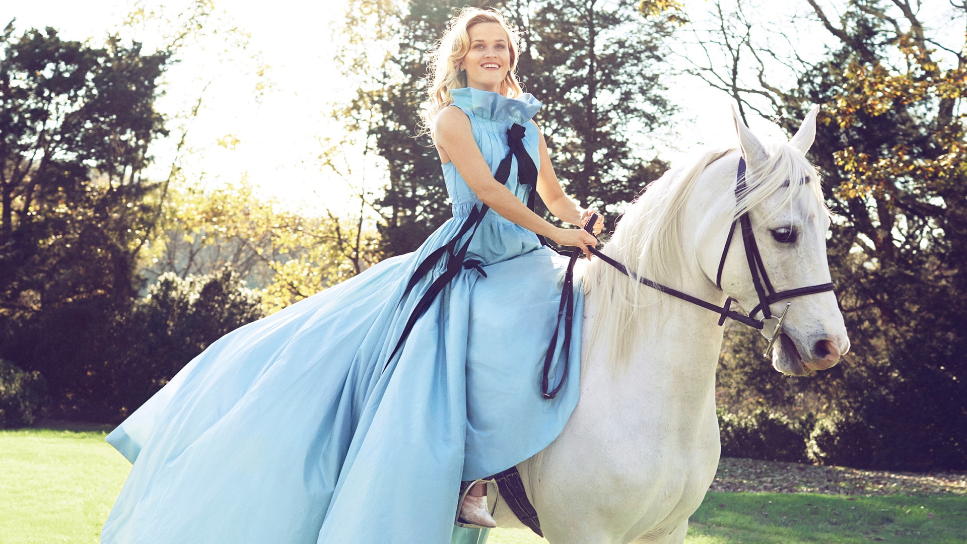 Красивая актриса Риз Уизерспун на белом коне  