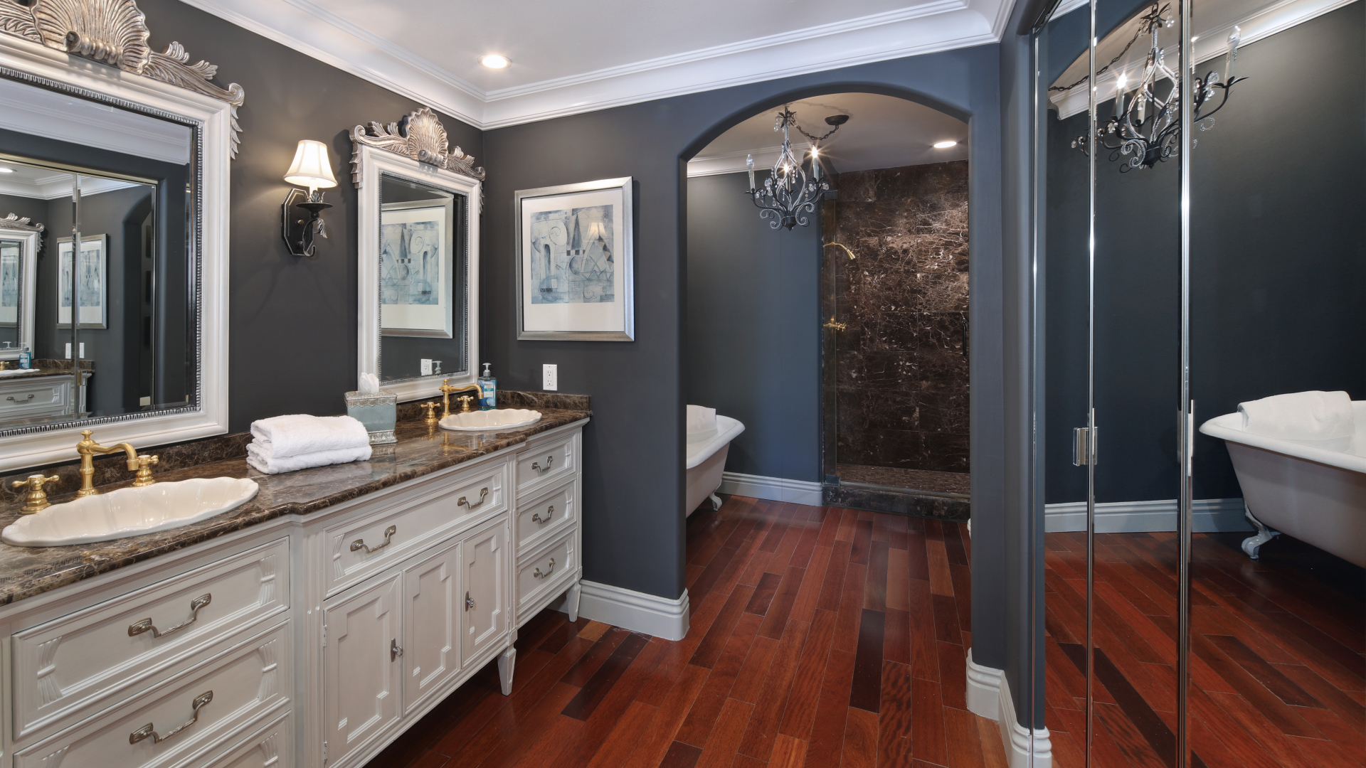 Красивая ванная комната в серо - пастельных тонах