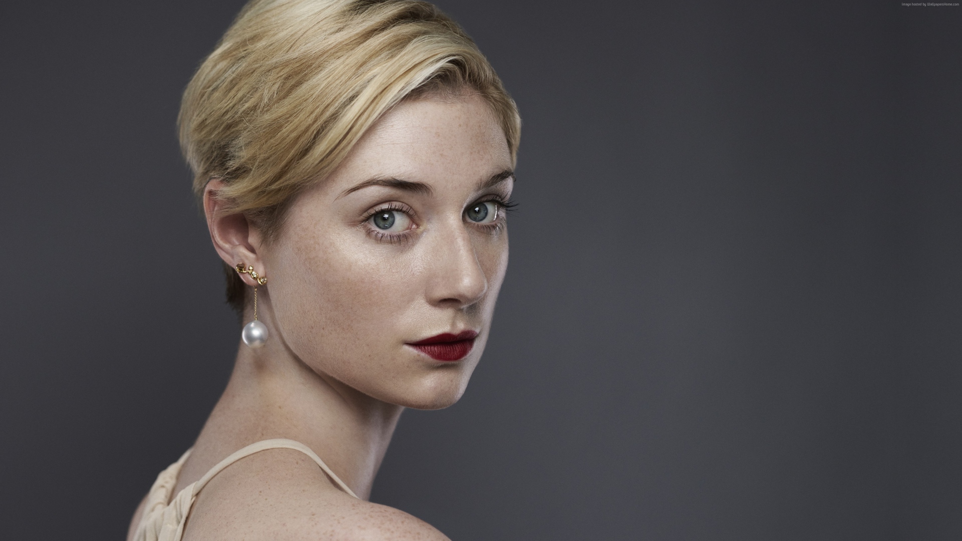 Красивая блондинка актриса Элизабет Дебики, фото на белом фоне